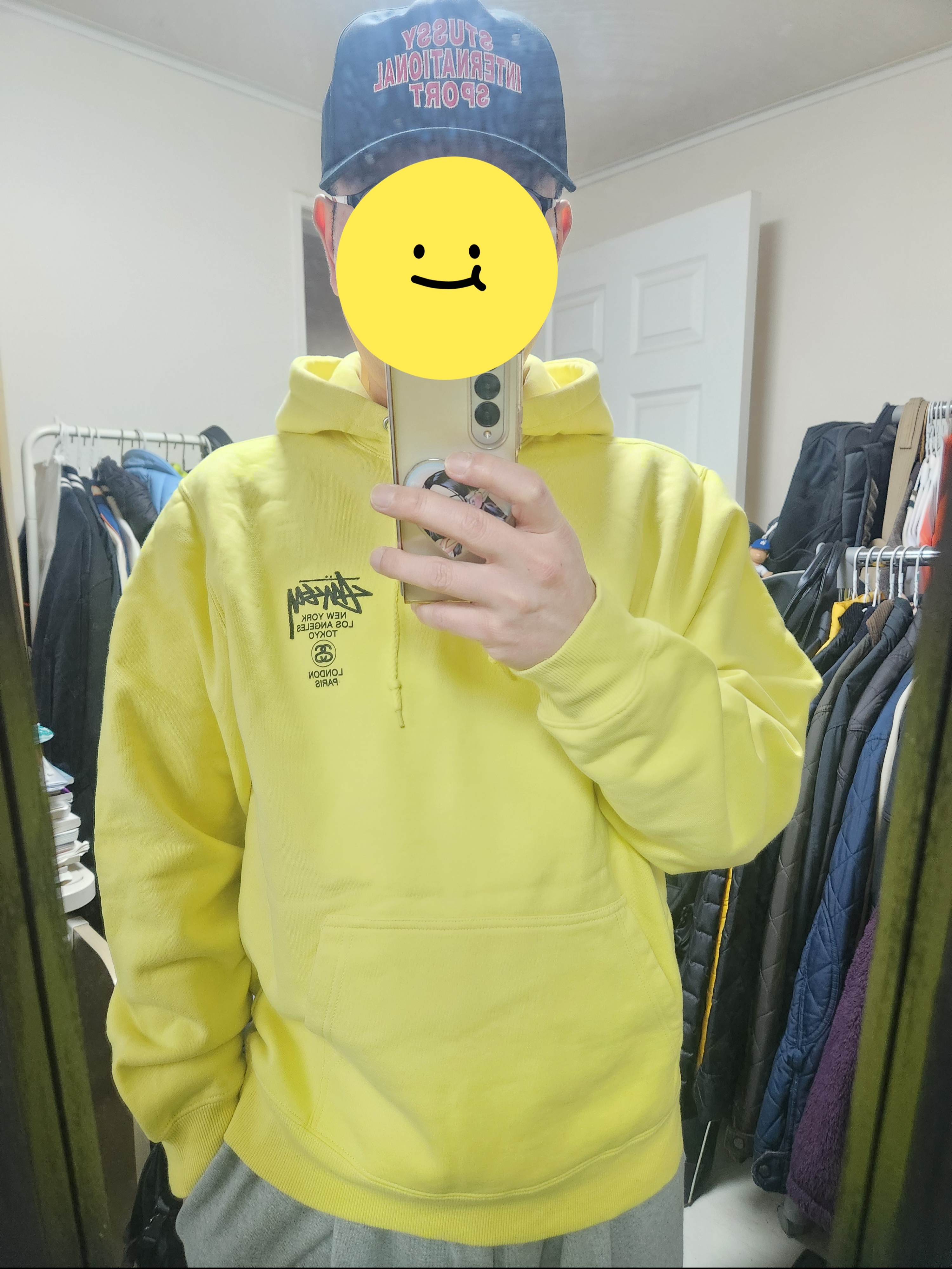 Stussy World Tour Hoodie Pale Yellow 2021, Stussy Mid-Depth International Sport Strapback Black 착용 스타일