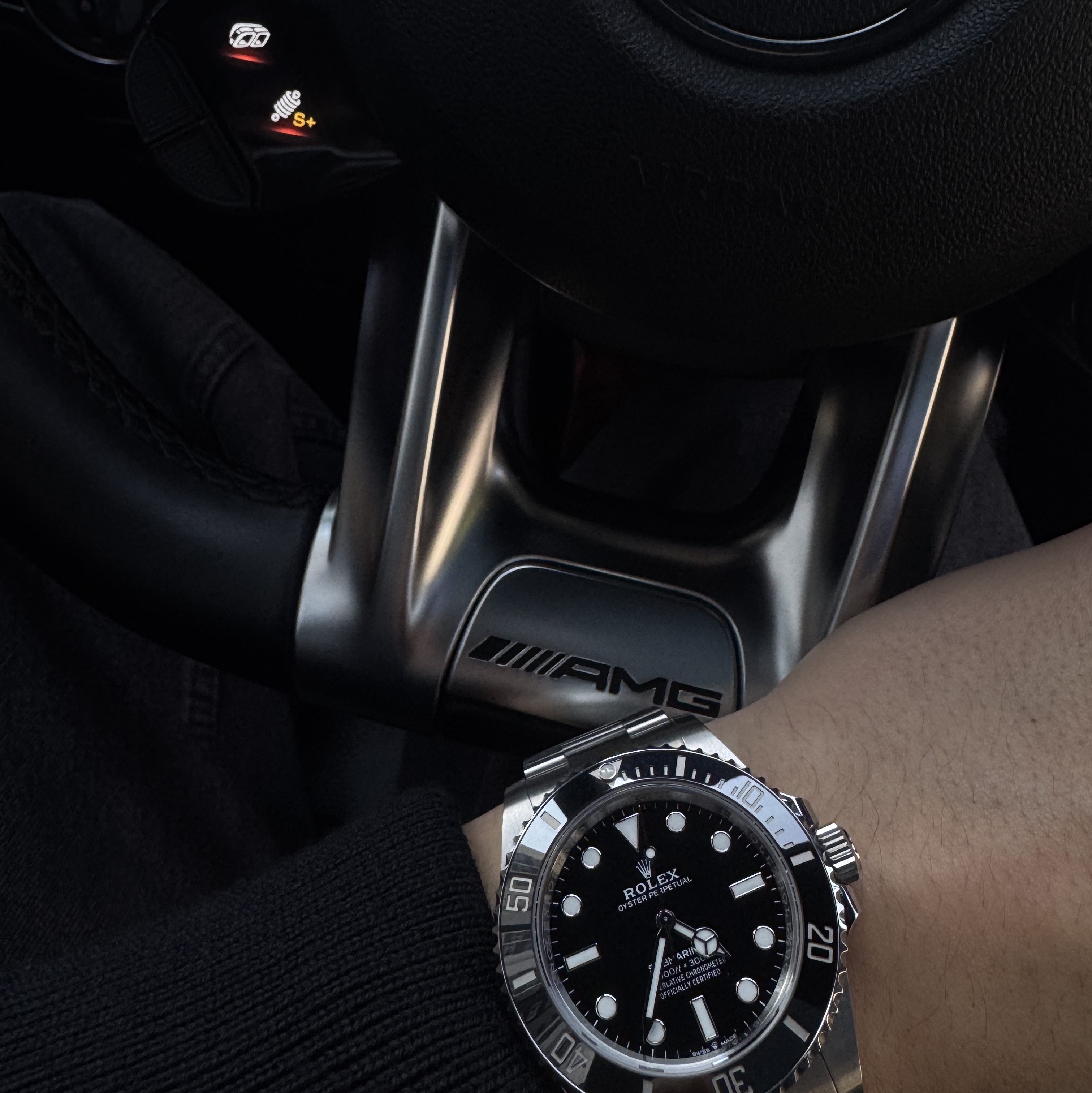 Rolex Submariner 41mm 124060 Black Oyster, Mercedes AMG Petronas x Y-3 F1 Team Silver Arrow Mercedes Team Jacket Black 착용 스타일
