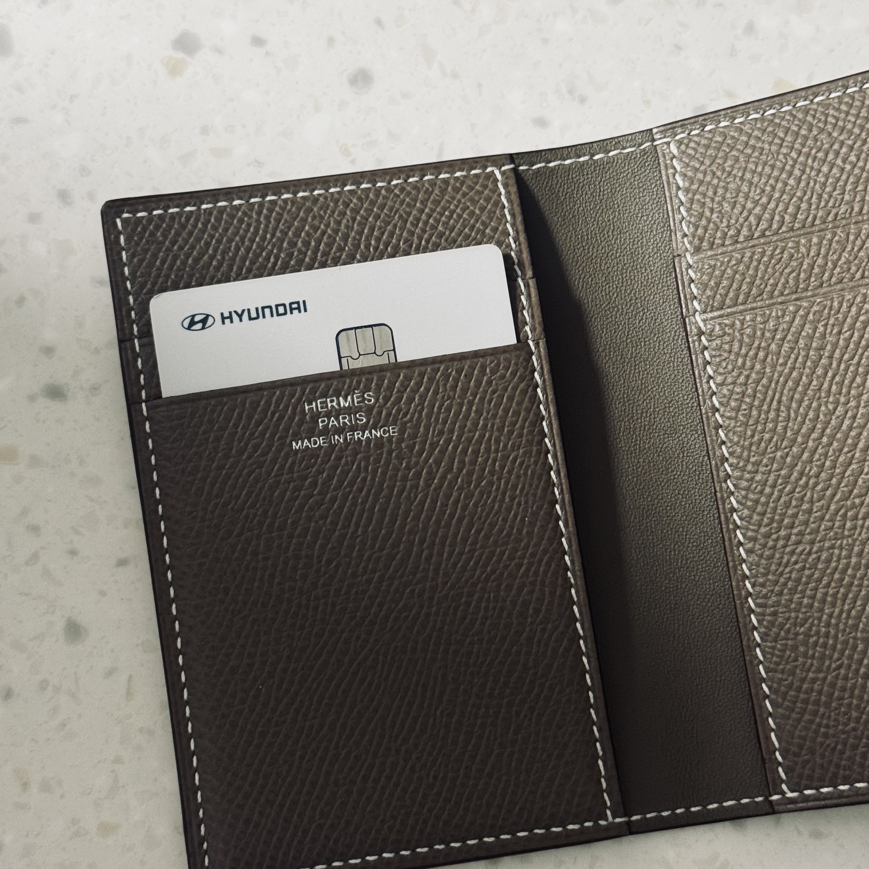 Hermes MC² Euclide Card Holder Epsom & Etoupe 착용 스타일
