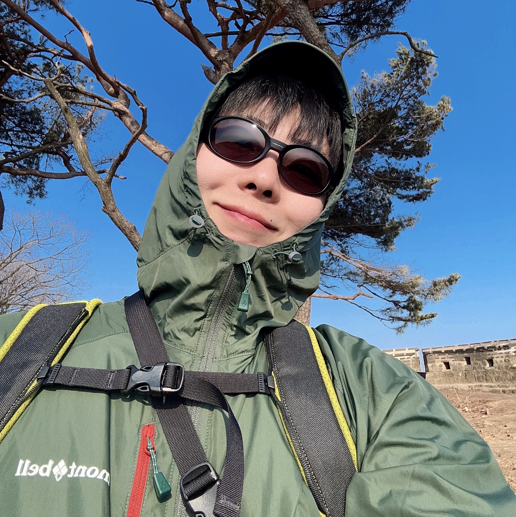 Montbell Wind Blast Hooded Jacket Dark Green, Oakley Eye Jacket Redux Matte Black Frame Prizm Grey Lenses High Bridge Fit 착용 스타일