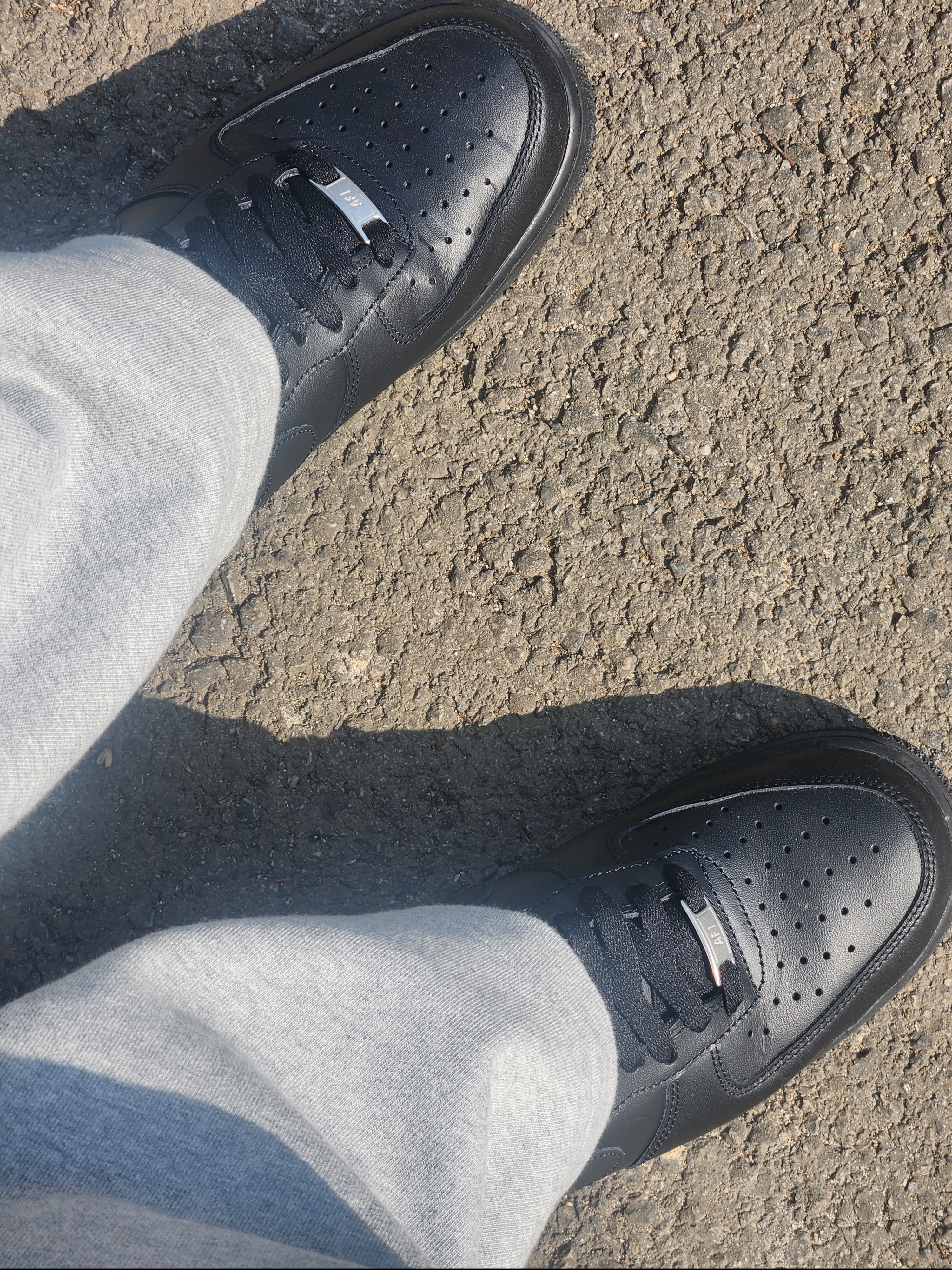 Nike Air Force 1 '07 Low Triple Black 착용 스타일