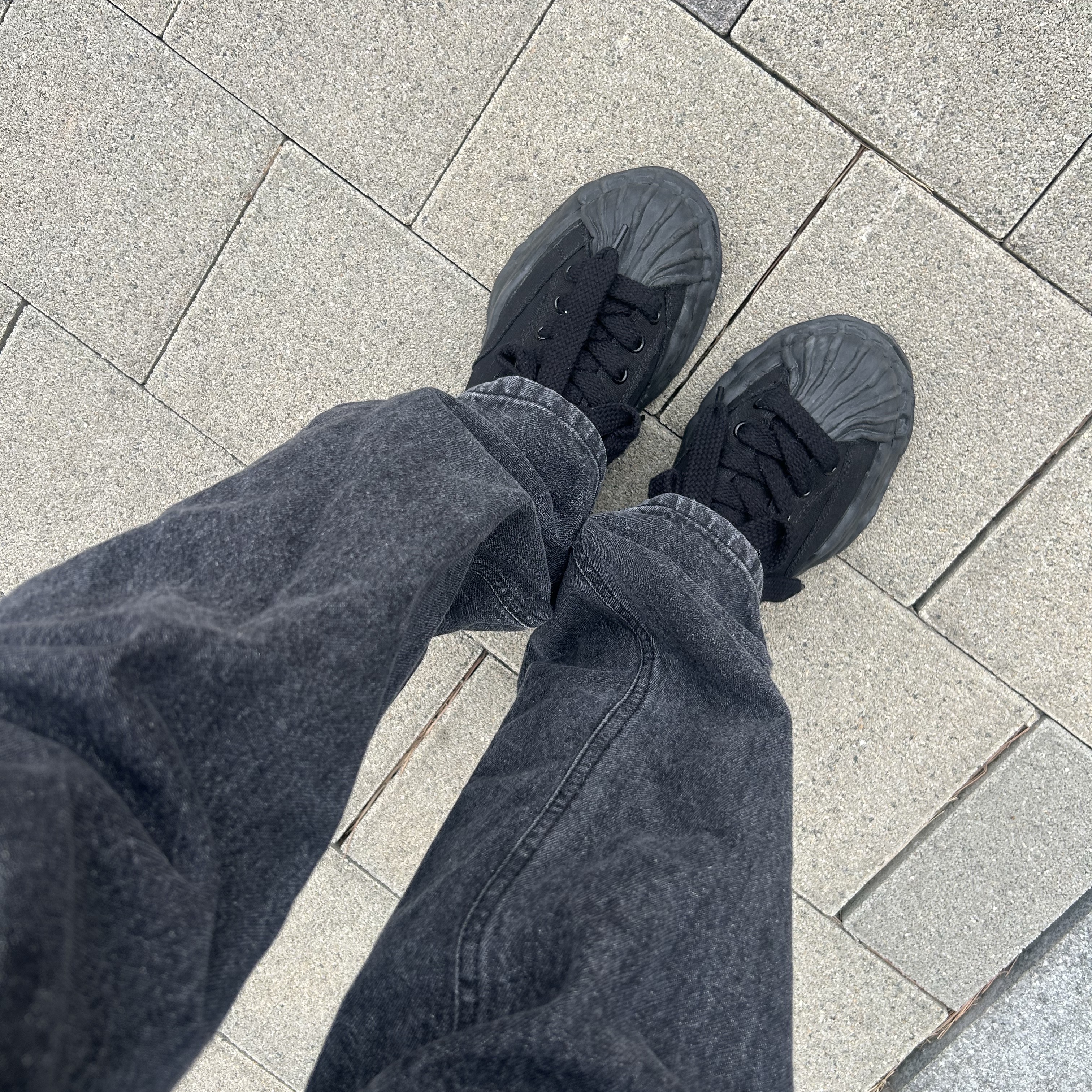 Maison Mihara Yasuhiro Blakey OG Sole Canvas Low-top Sneakers Black Black 착용 스타일