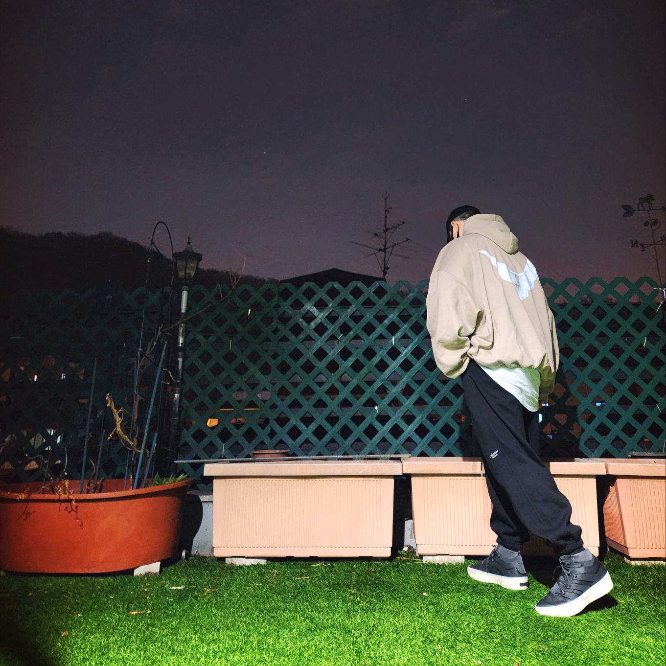 Yeezy Gap Engineered By Balenciaga Flame Cap Black, Yeezy Gap Engineered By Balenciaga Dove Hoodie Beige 착용 스타일 - 2