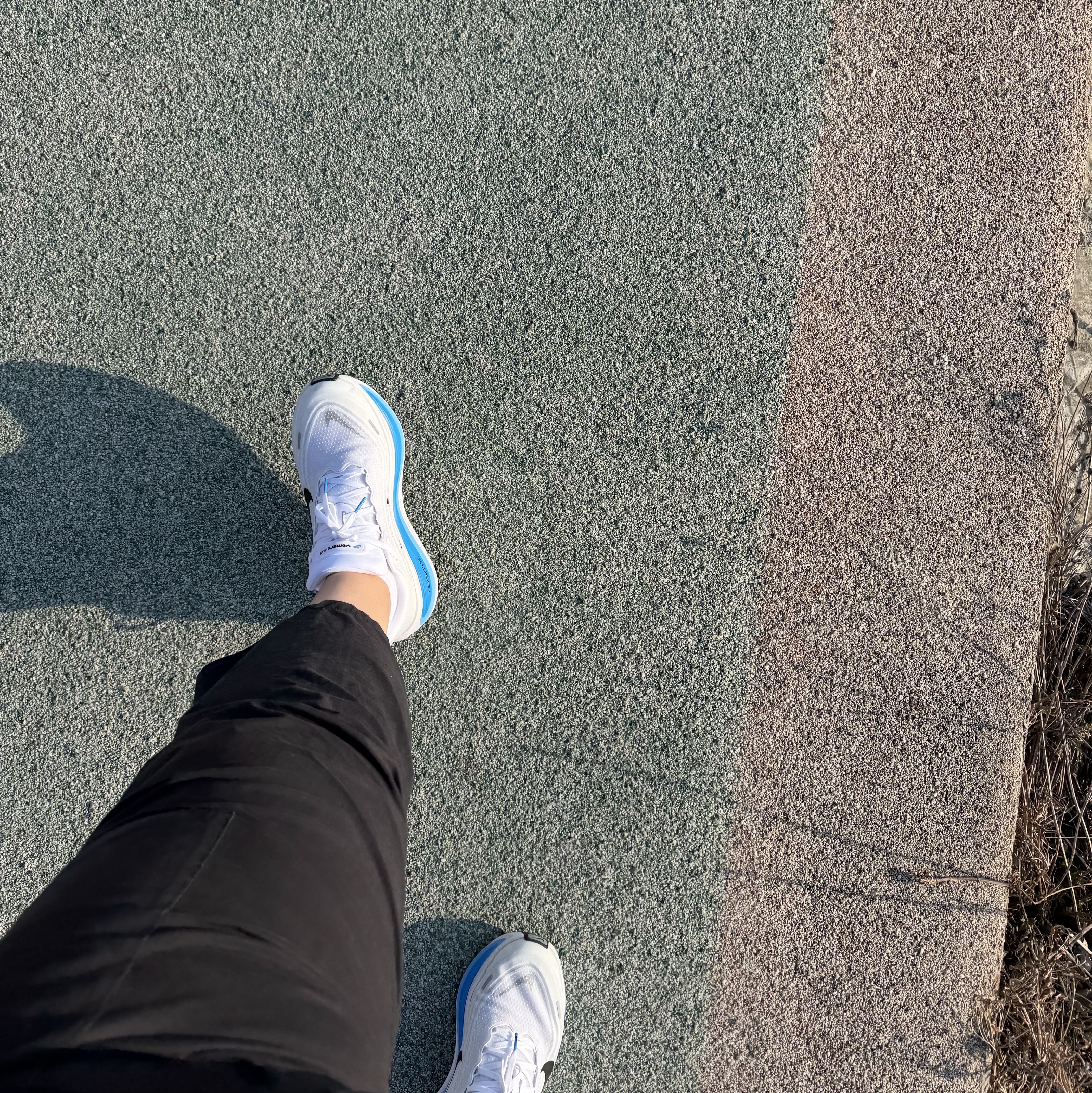 Nike Vomero Plus White Blue Hero 착용 스타일 - 1