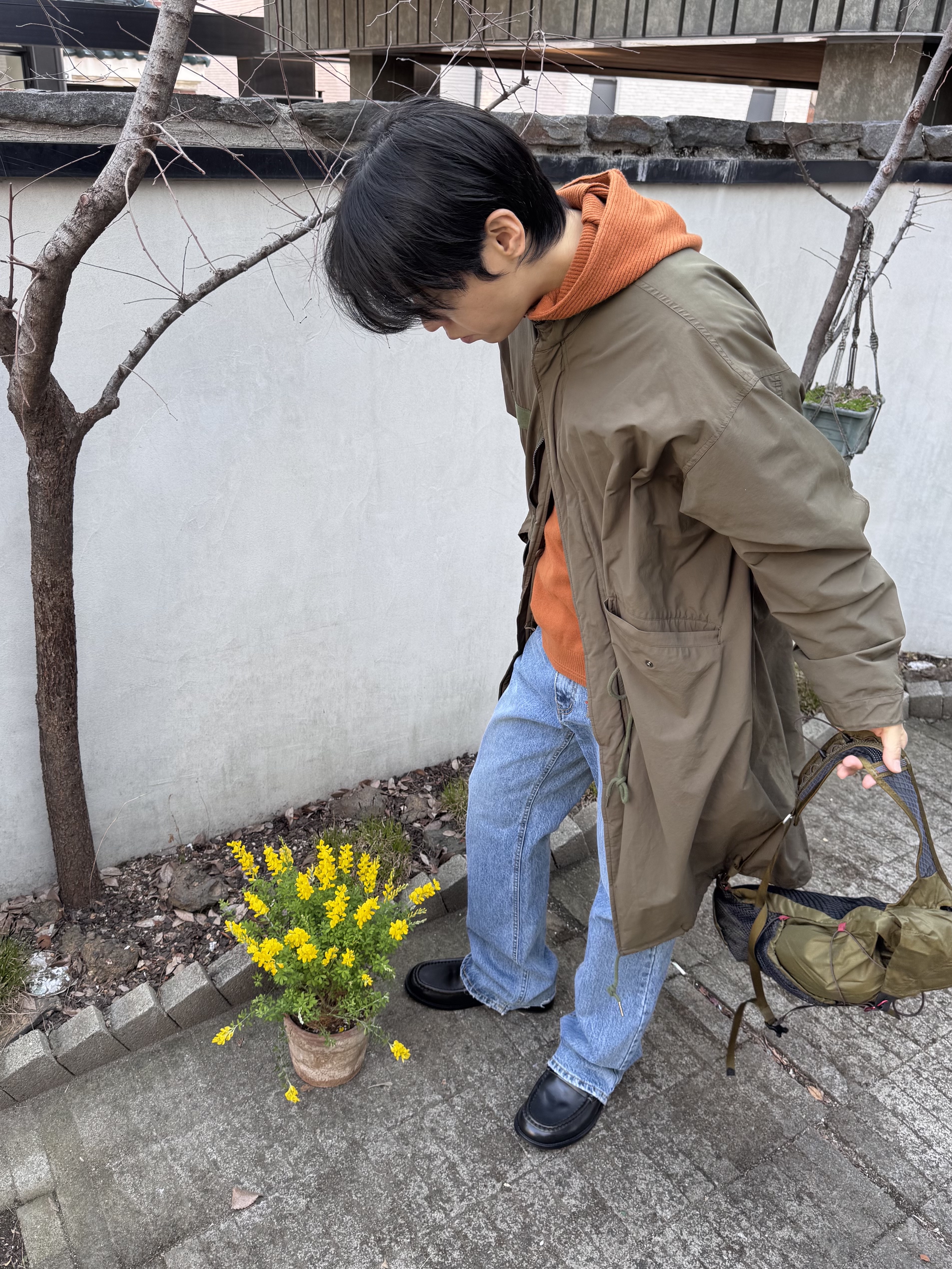 Klattermusen Tjalve 2.0 10L Backpack Olive, Hysteric Glamour Flame Logo Carabiner Keychain Black 착용 스타일 - 3