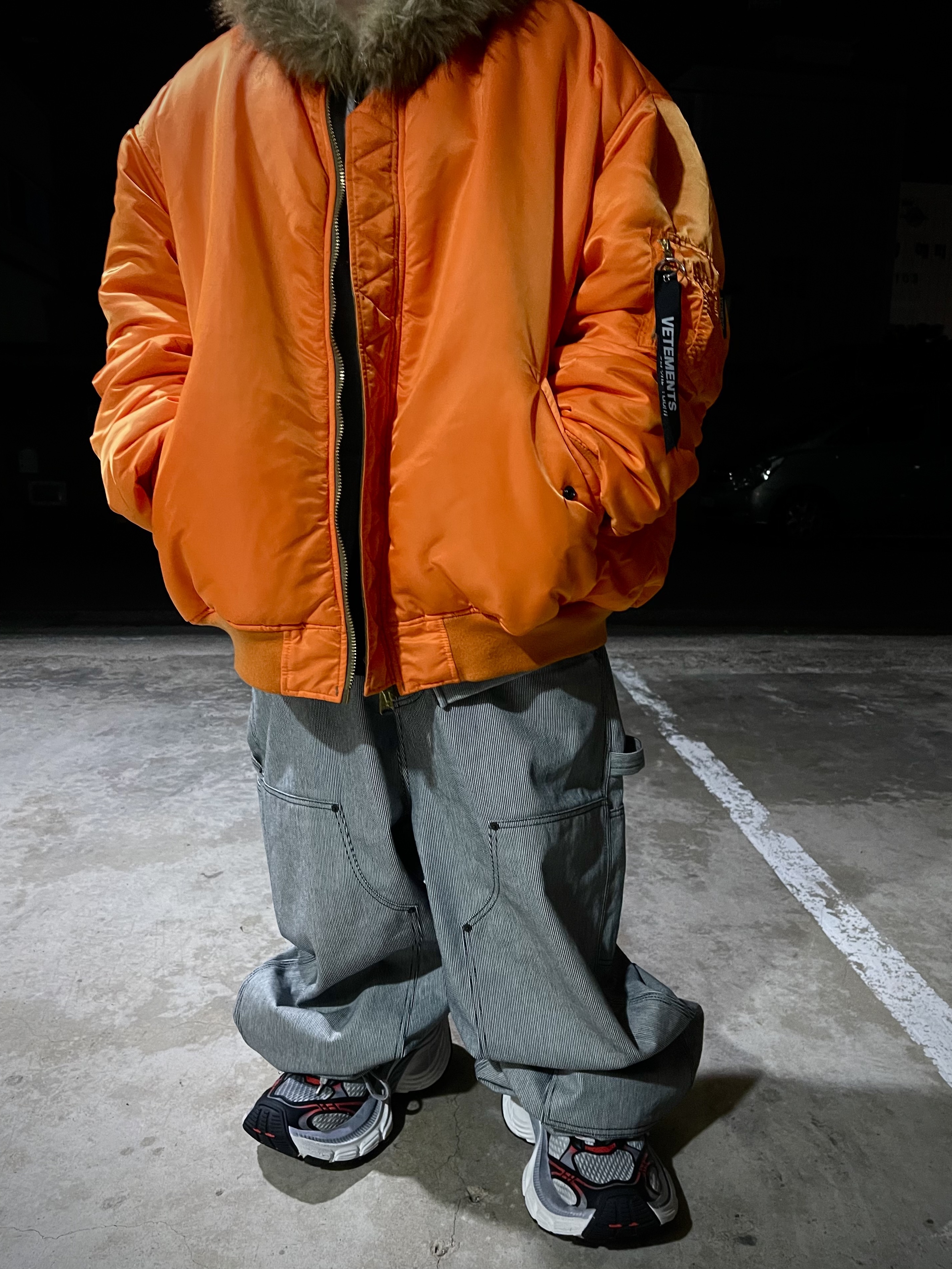 Vetements Reversible Bomber Jacket Khaki, Balenciaga 10XL Sneakers Grey White Red 착용 스타일