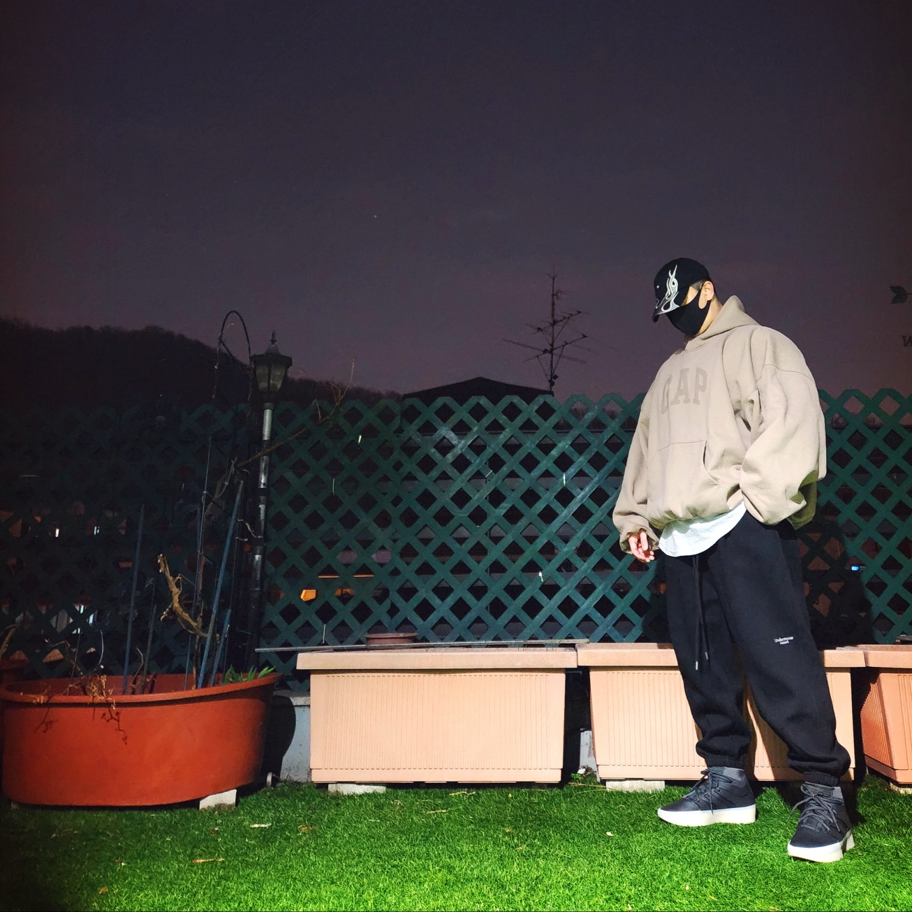 Yeezy Gap Engineered By Balenciaga Flame Cap Black, Yeezy Gap Engineered By Balenciaga Dove Hoodie Beige 착용 스타일 - 1