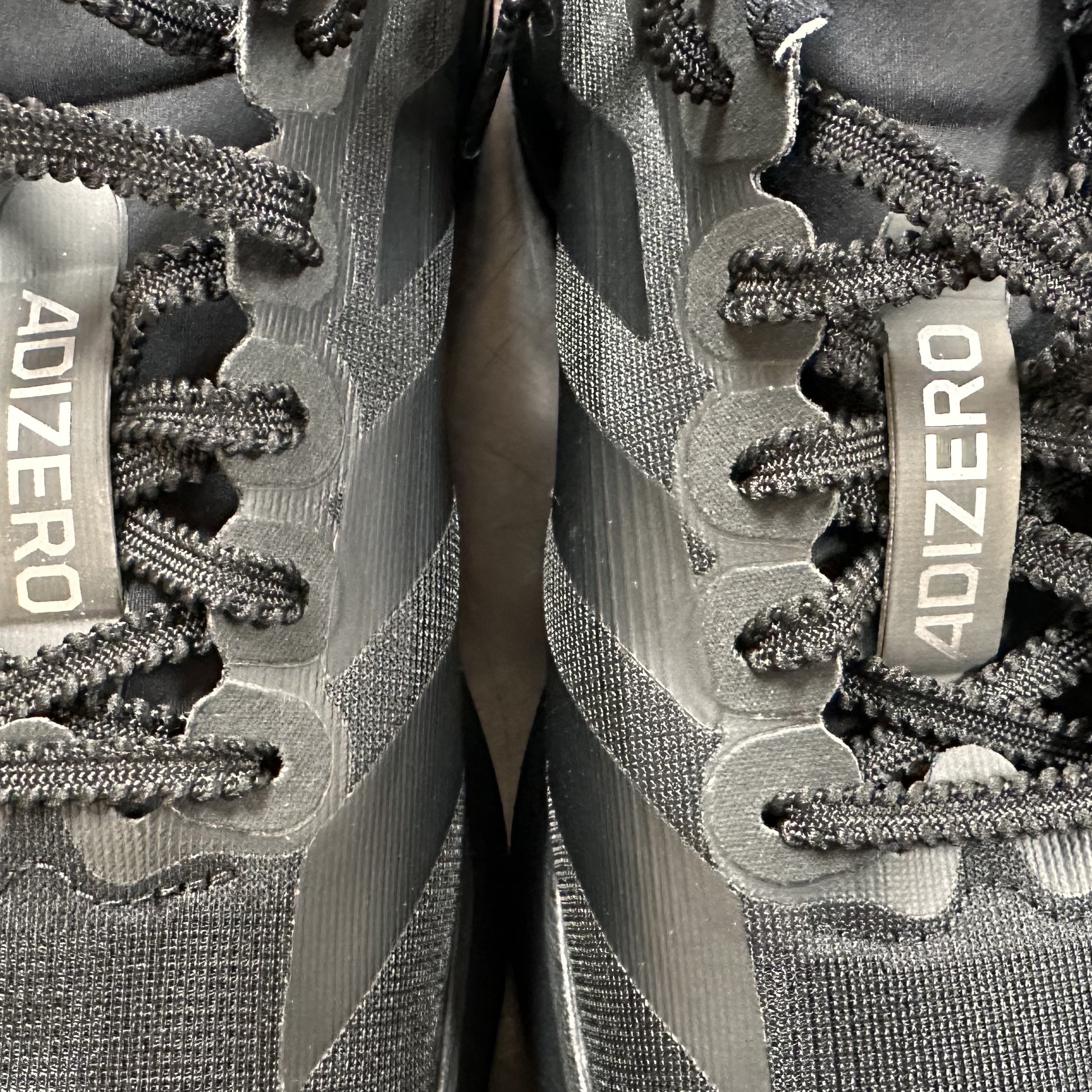 Adidas Adizero EVO SL Core Black Iron Metallic 착용 스타일 - 1