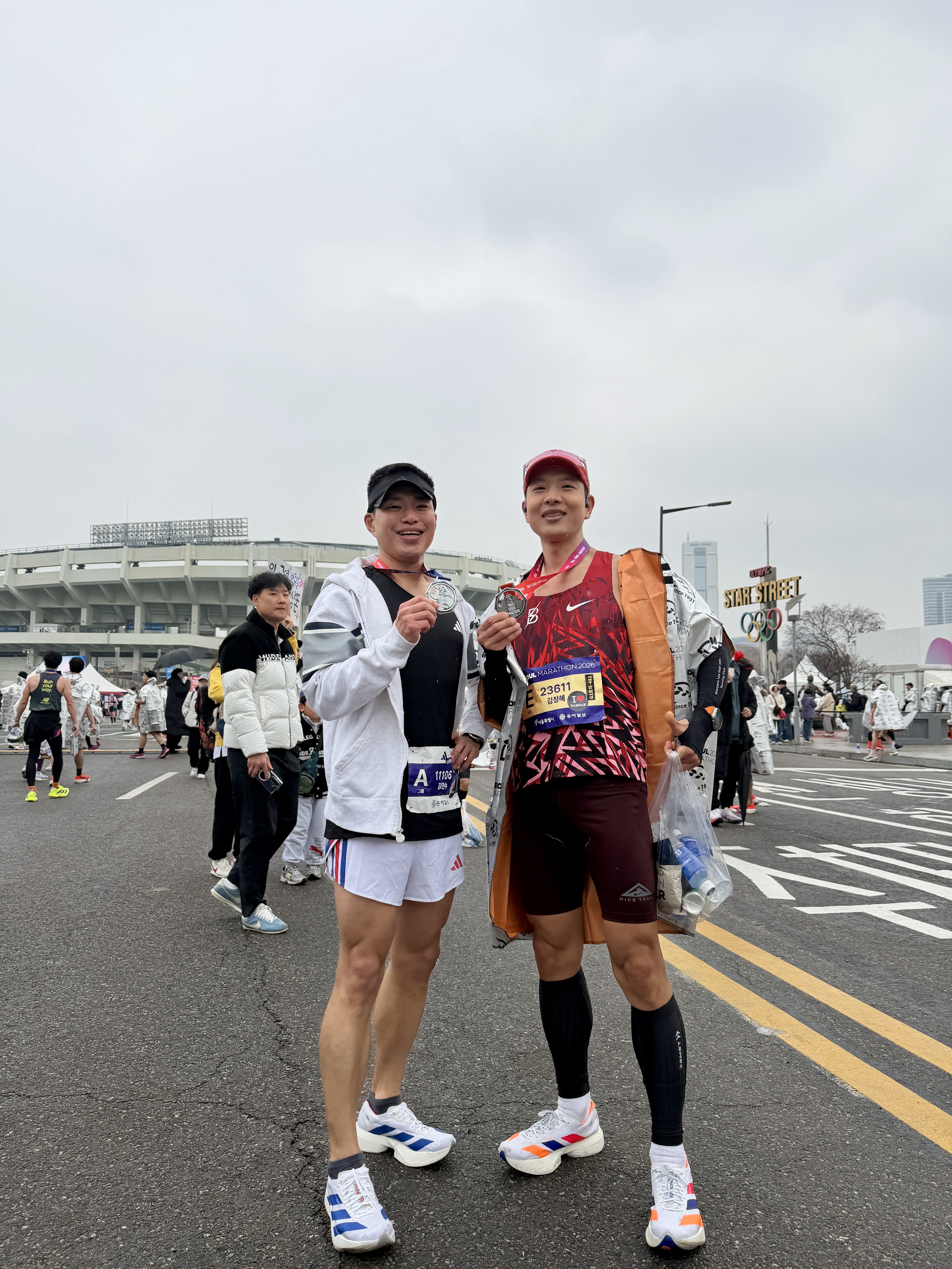 Adidas Seoul Marathon Adizero Adios Pro 4 Cloud White Lucid Red 착용 스타일 - 3