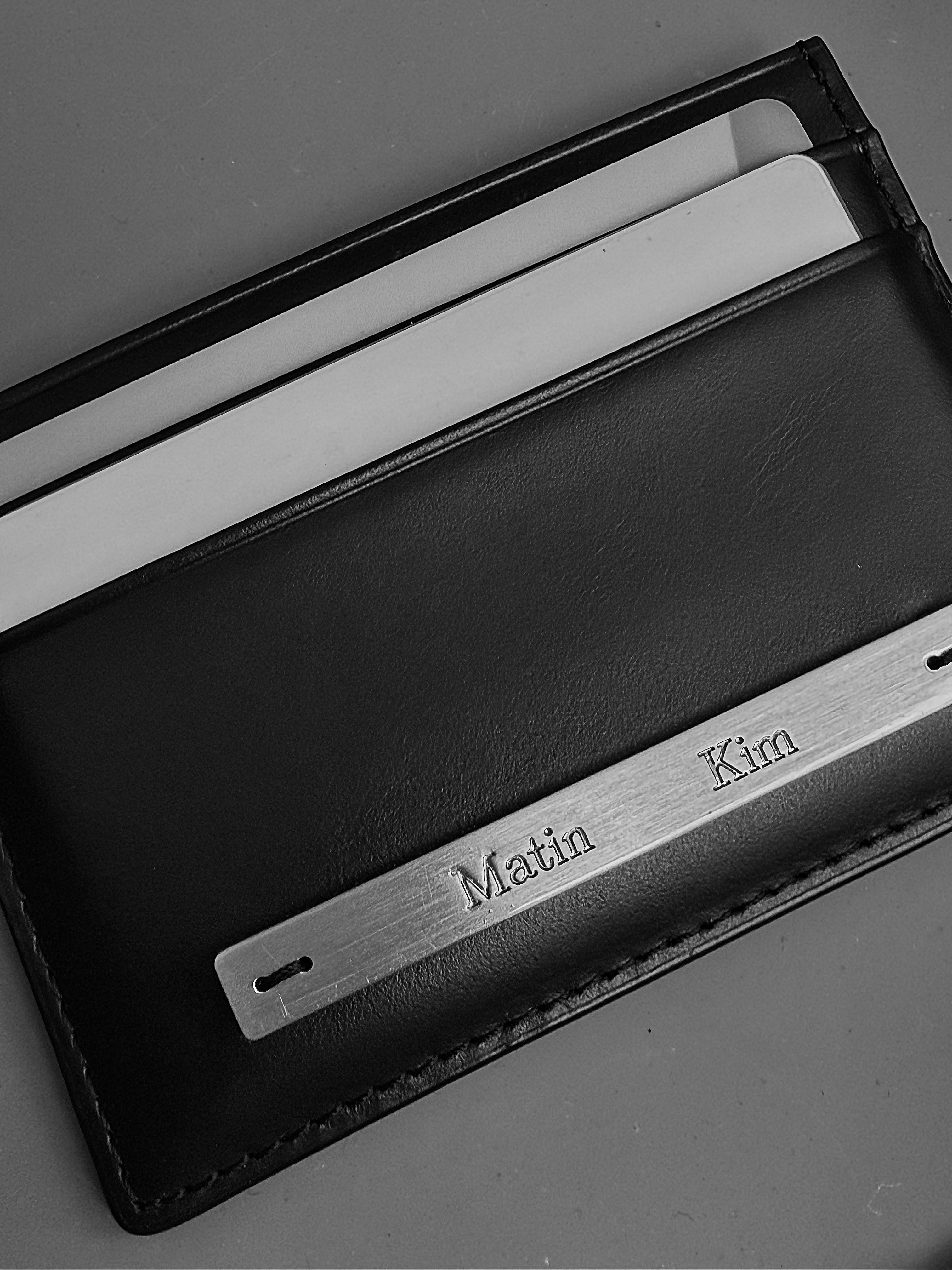 Matin Kim Vintage Card Wallet Black 착용 스타일 - 1