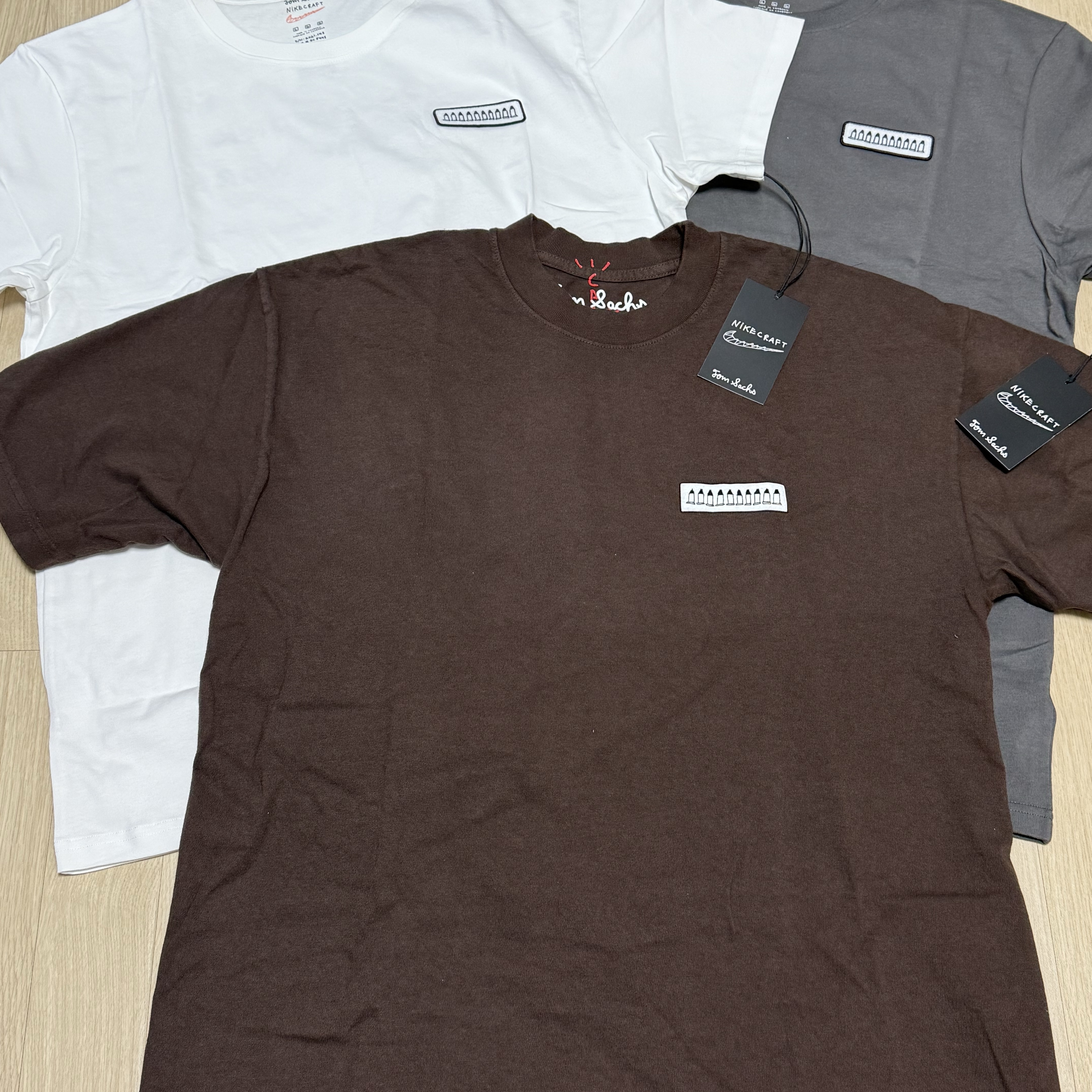 Travis Scott Cactus Jack x Tom Sachs Ten Bullets T-Shirt Brown, Nike x Tom Sachs Craft I.S.R.U Uniform Shop T-Shirt Midnight Fog (DC8445-039) 착용 스타일 - 1