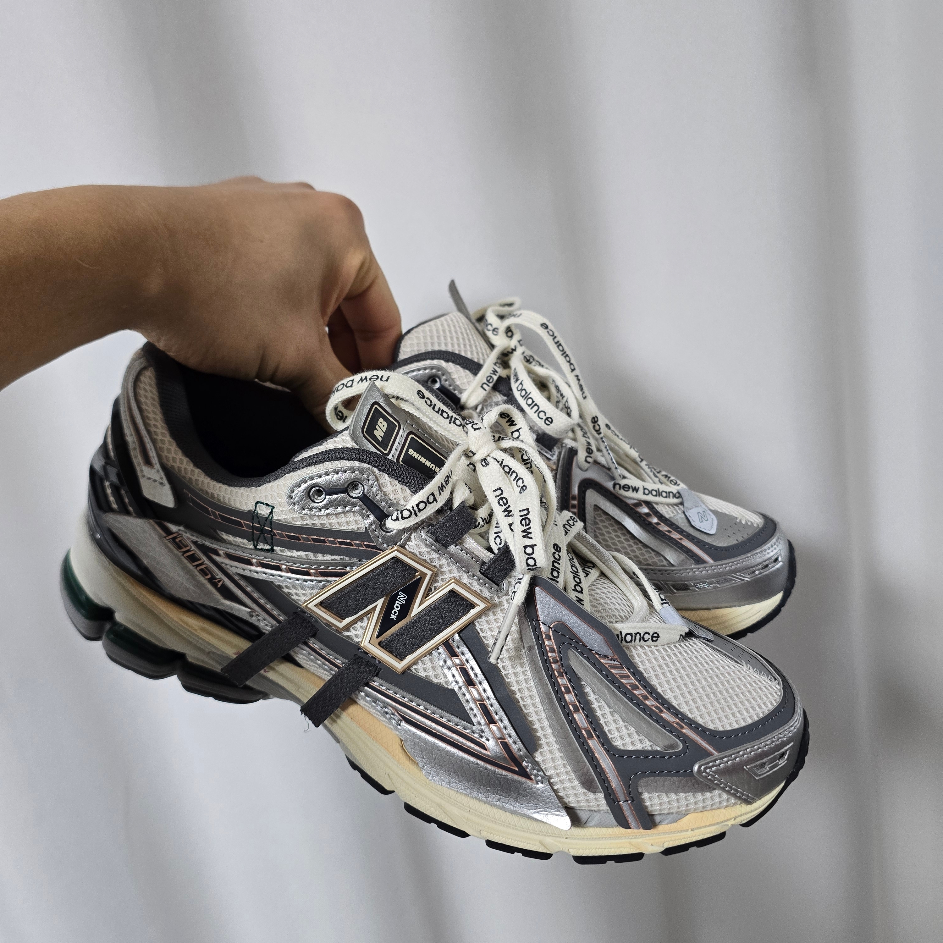 New Balance 1906A Silver Metallic Castlerock 착용 스타일 - 2