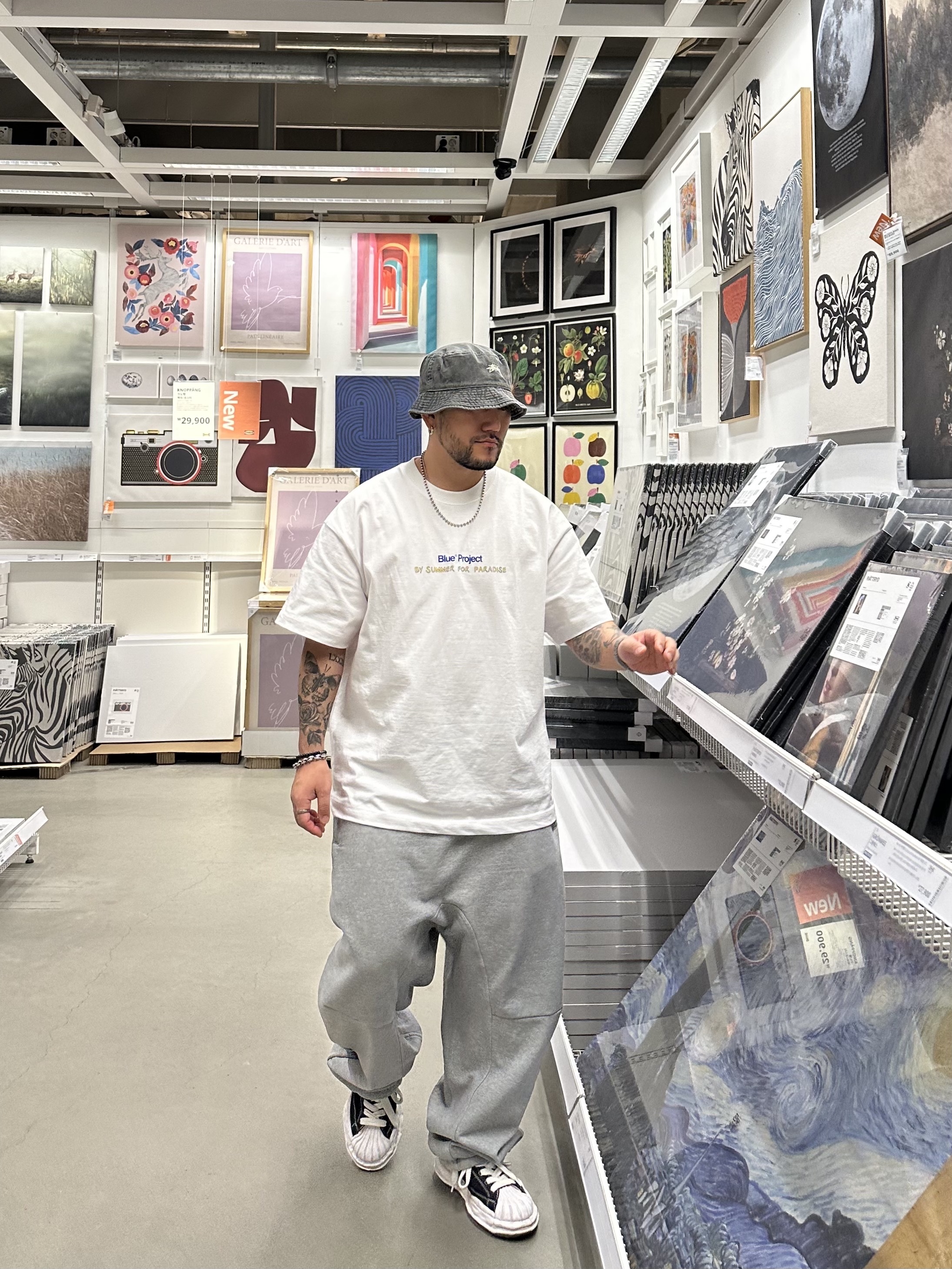 Stussy Washed Stock Bucket Hat Charcoal, Maison Mihara Yasuhiro Blakey OG Sole Canvas Low-top Sneakers Black White 착용 스타일 - 2