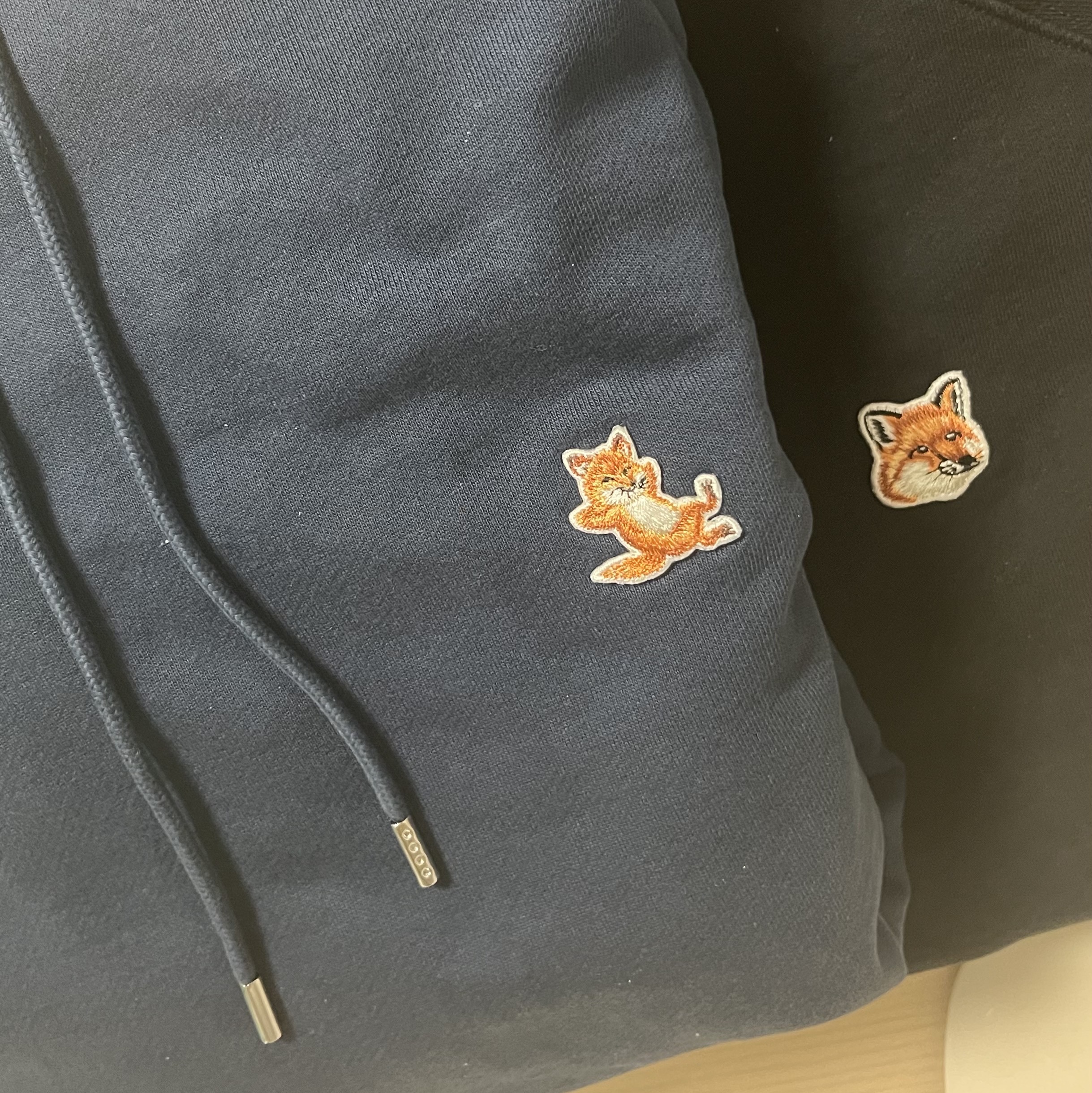 Maison Kitsune Chillax Patch Regular Hoodie Eclipse Blue, Maison Kitsune Fox Head Patch Classic Sweatshirt Black 착용 스타일