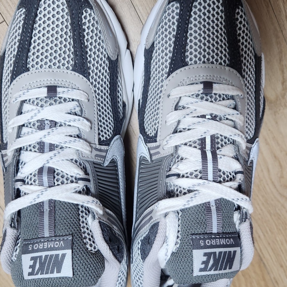 Nike Zoom Vomero 5 PRM Light Iron Ore and Flat Fewter 착용 스타일