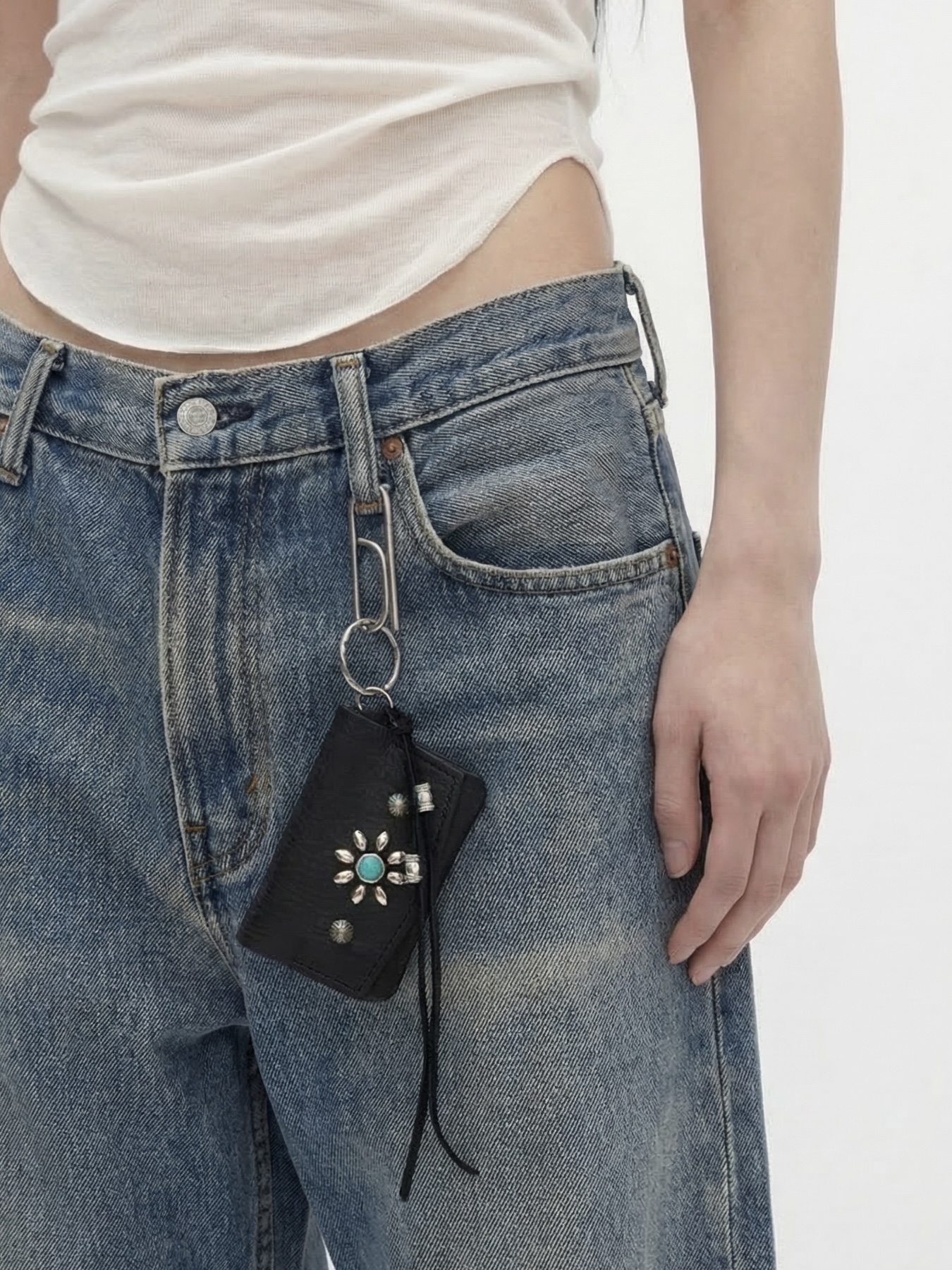 DIRT NAP Stone Card Holder Turquoise 착용 스타일
