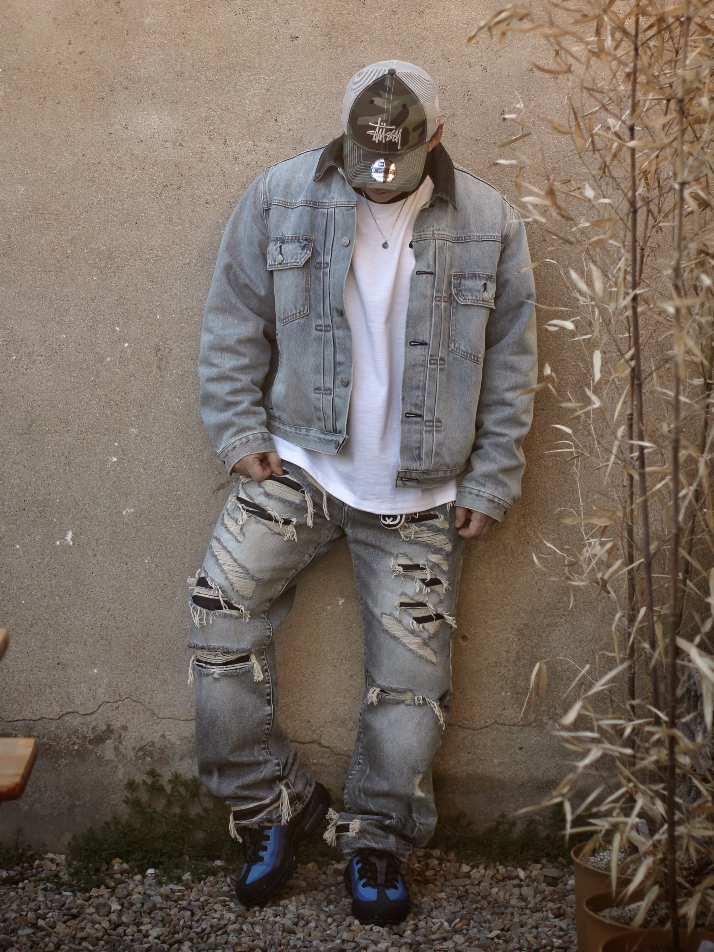Stussy New Era 9twenty Basic Trucker Woodland Camo, Stussy x Levi's Embossed Trucker Jacket Indigo 착용 스타일 - 1