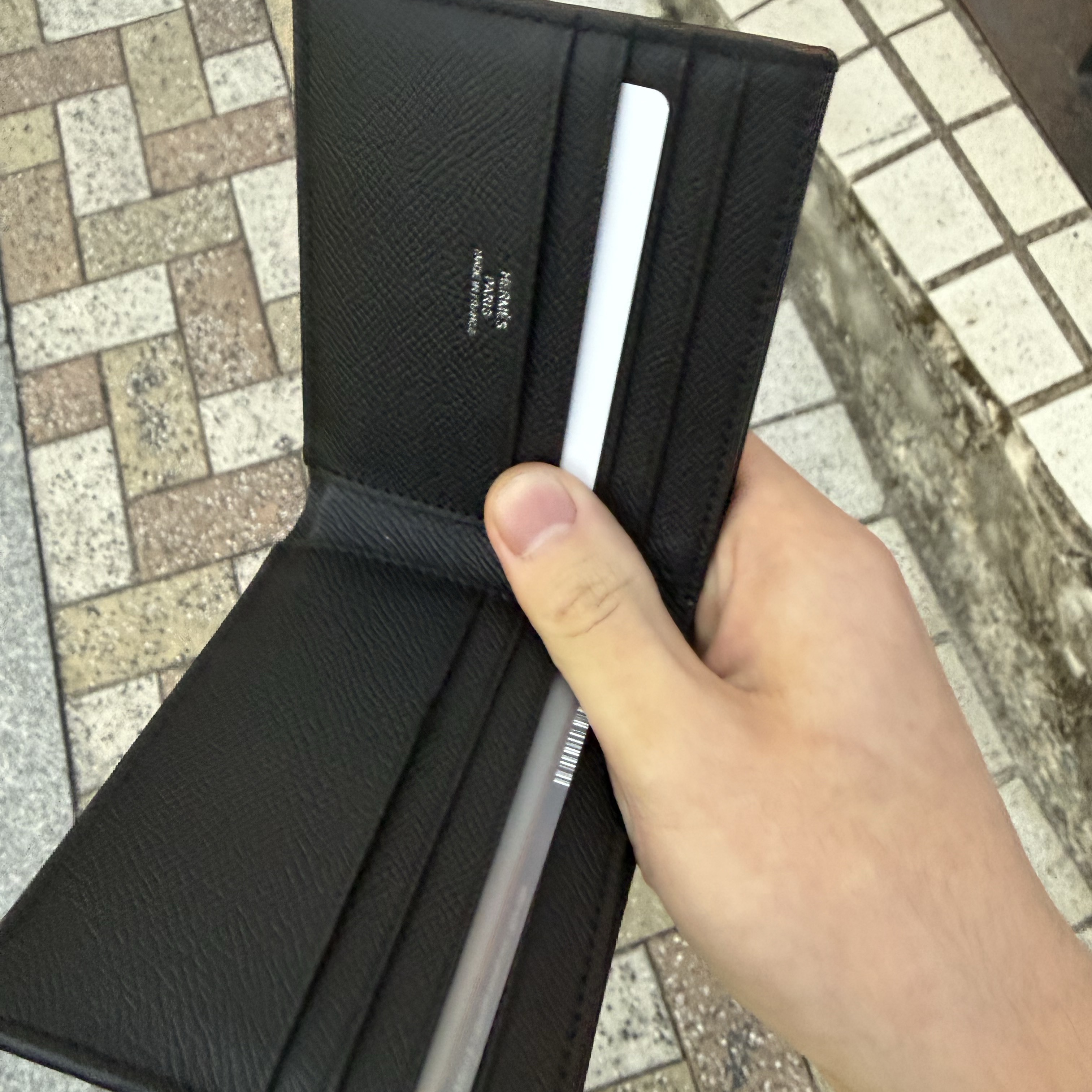 Hermes MC² Copernic Wallet Epsom & Noir 착용 스타일 - 2