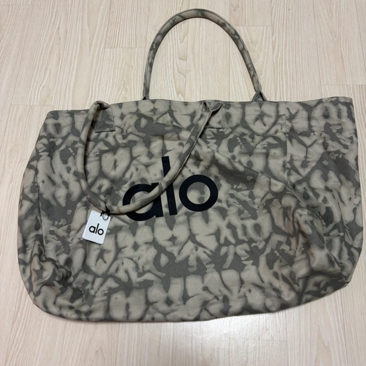 Alo Yoga Iconic Shopper Tote Bag Grey Tiedye 착용 스타일