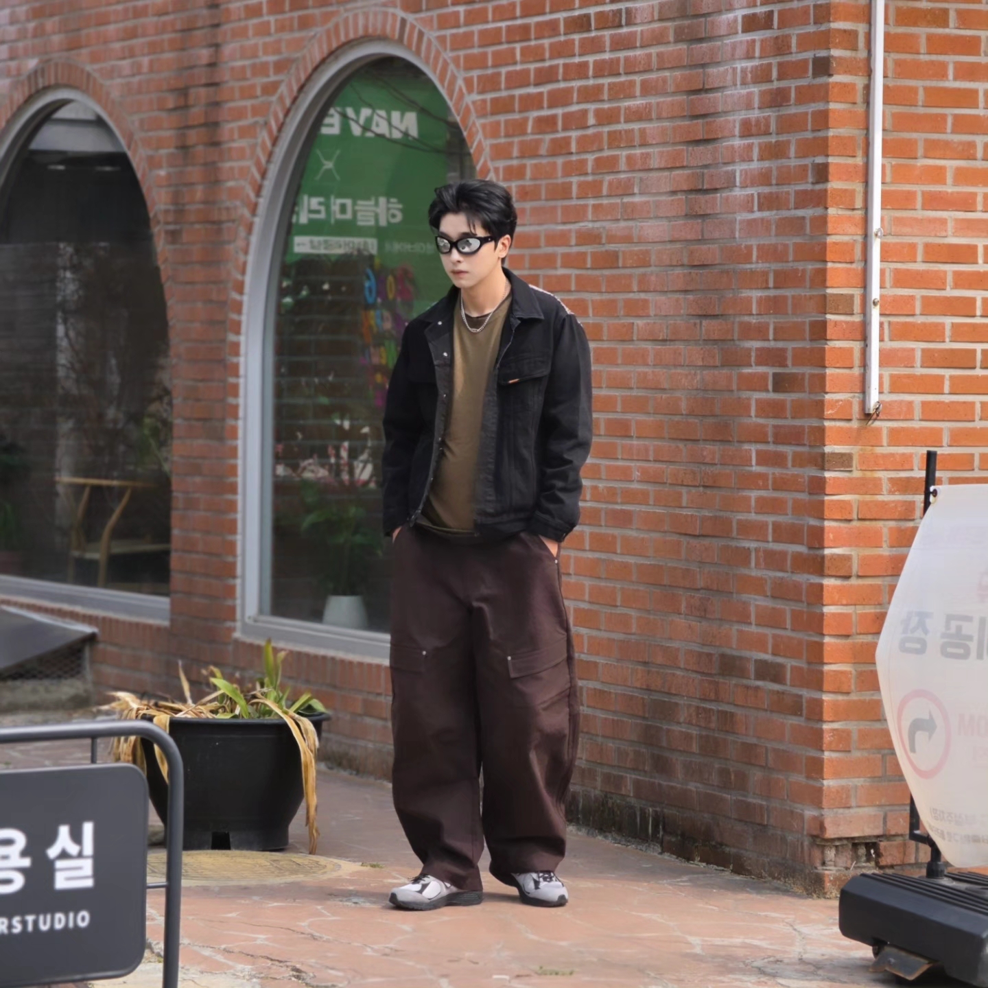 ersco Ancient Denim Trucker Jacket Black, Adidas Originals Canvas Cargo Work Pants Aurora Coffee - US Sizing 착용 스타일 - 6