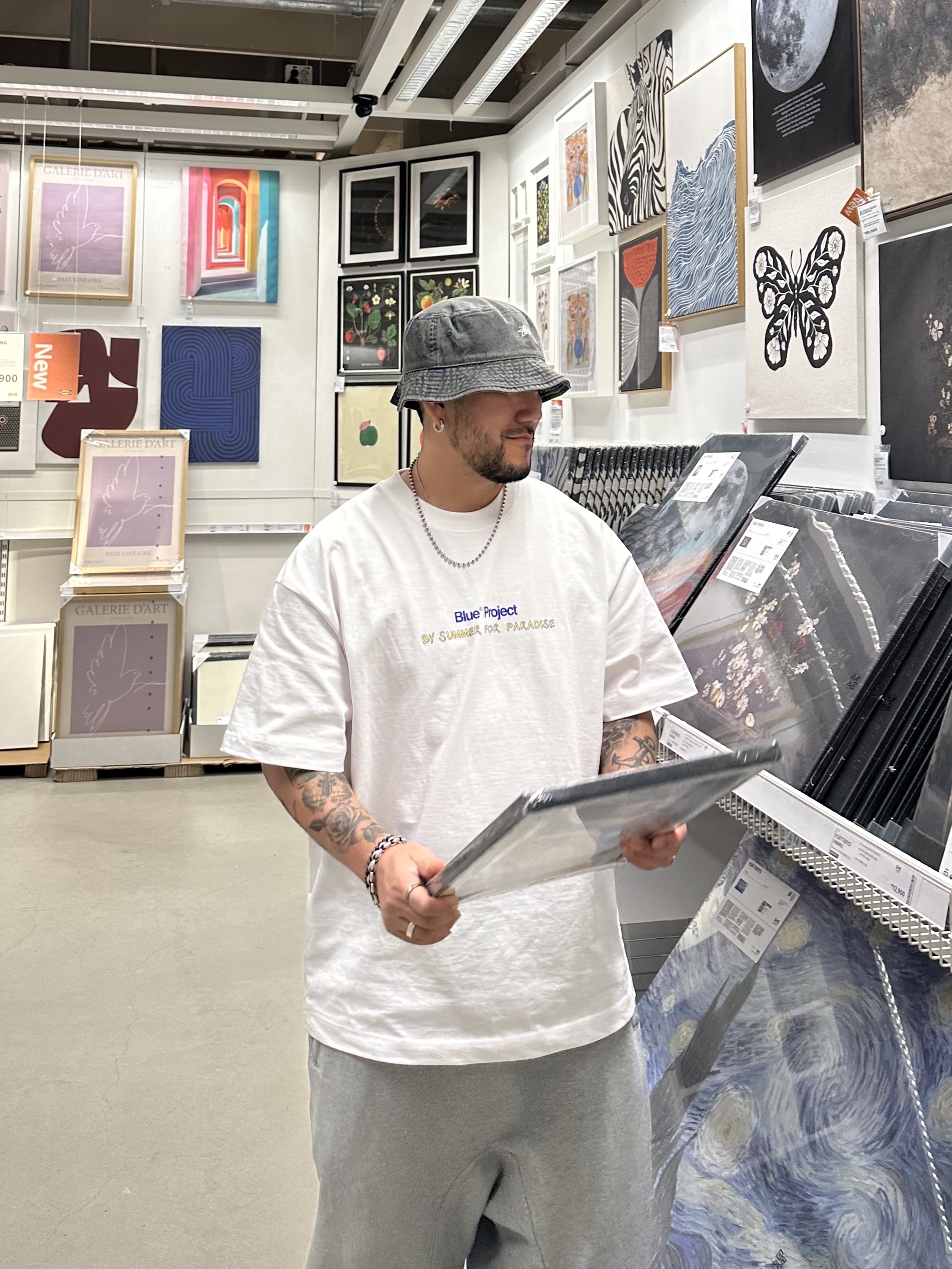 Stussy Washed Stock Bucket Hat Charcoal, Maison Mihara Yasuhiro Blakey OG Sole Canvas Low-top Sneakers Black White 착용 스타일 - 3