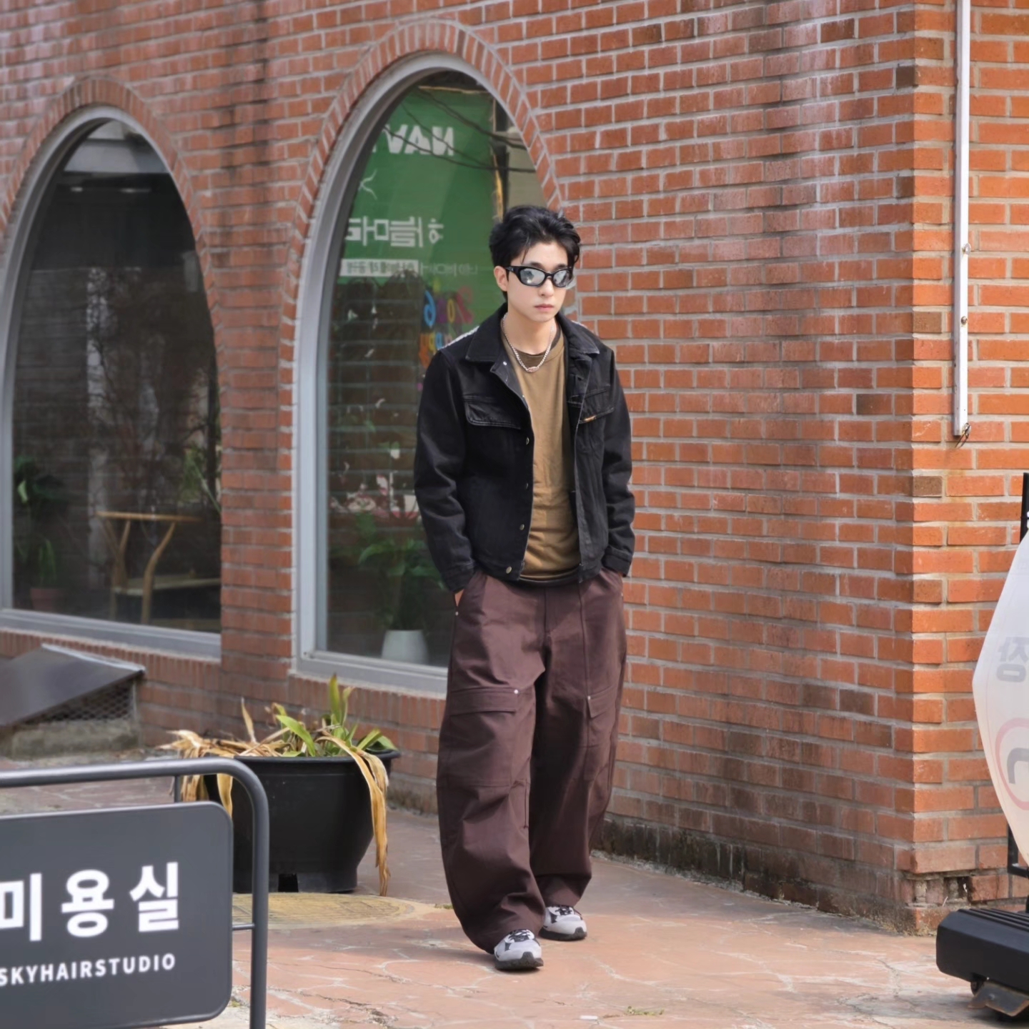 ersco Ancient Denim Trucker Jacket Black, Adidas Originals Canvas Cargo Work Pants Aurora Coffee - US Sizing 착용 스타일 - 3