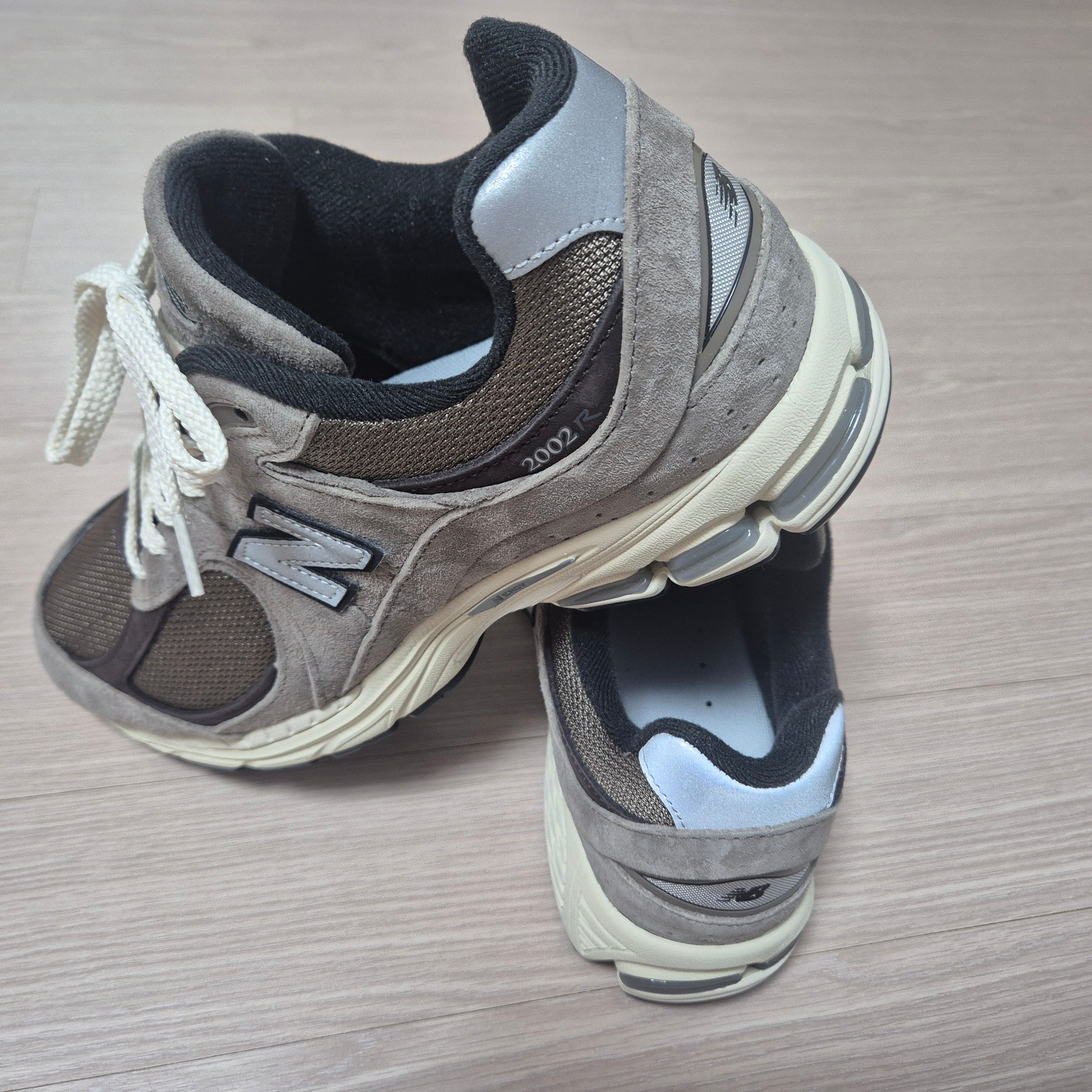 New Balance 2002 Brown 착용 스타일 - 4