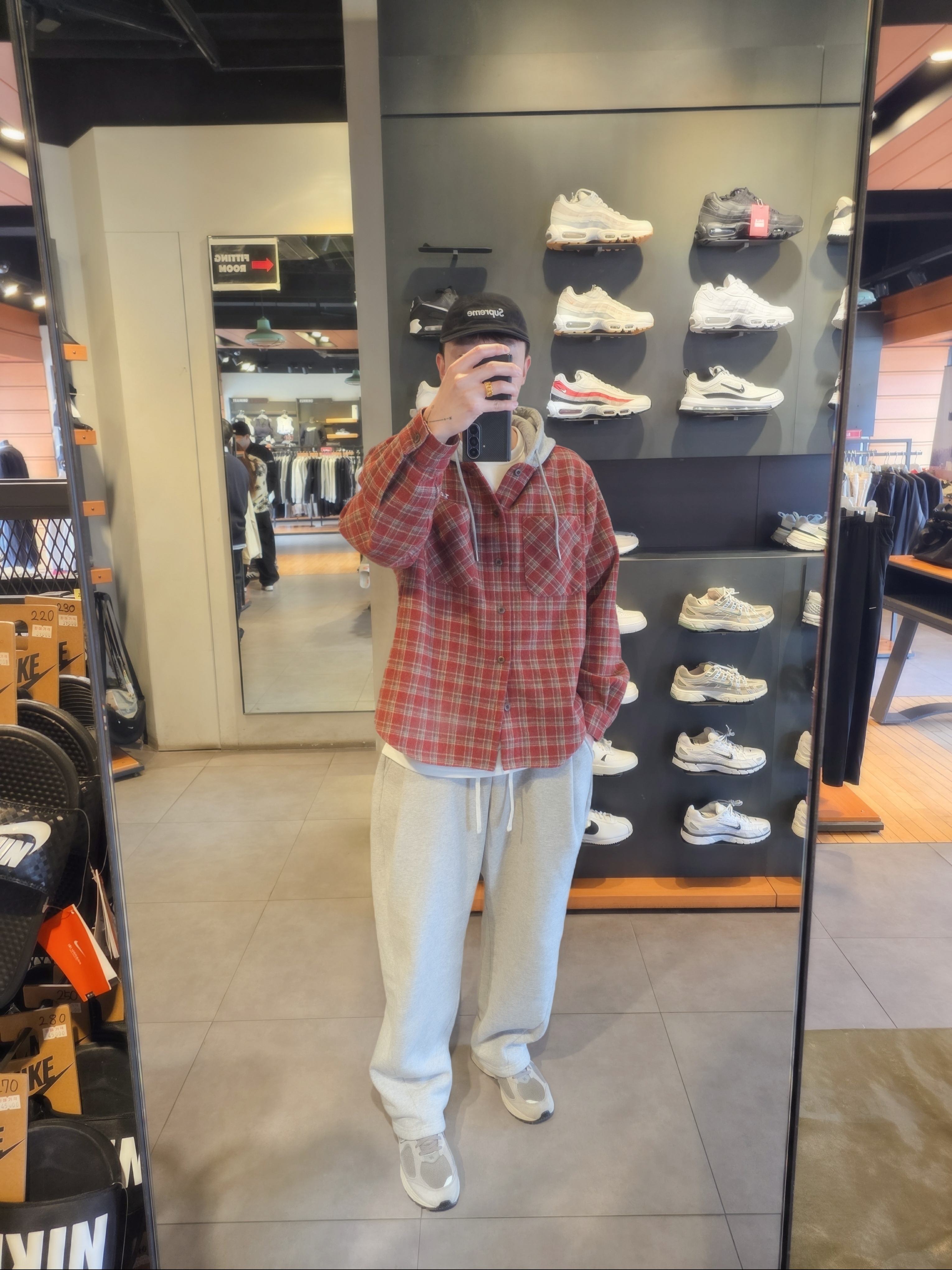 IAB Studio IAB Hoodie Shirt Red, Supreme Washed Chino Twill Camp Cap Black - 24SS 착용 스타일 - 1