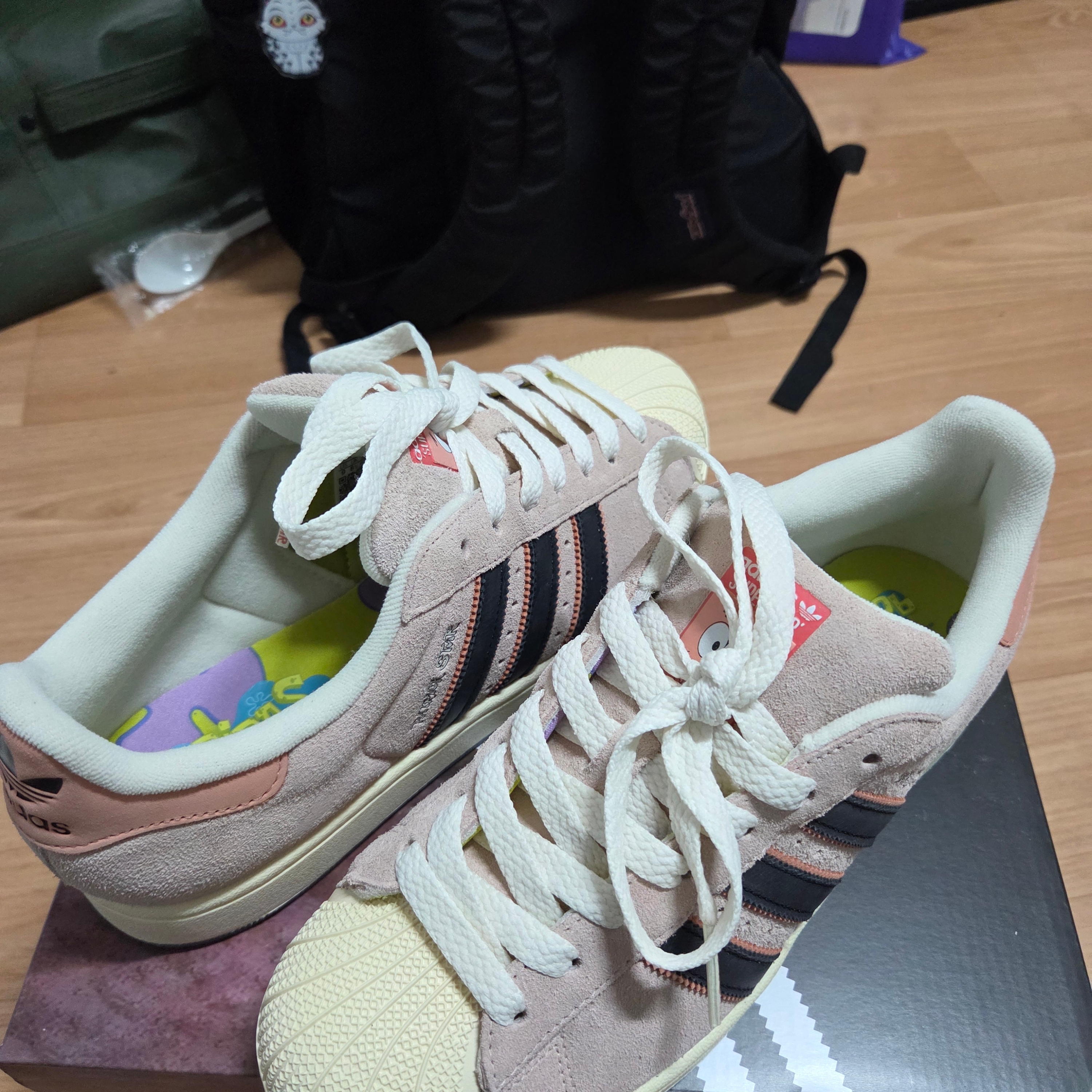 Adidas x Spongebob Patrick Superstar Black Core Black 착용 스타일 - 1