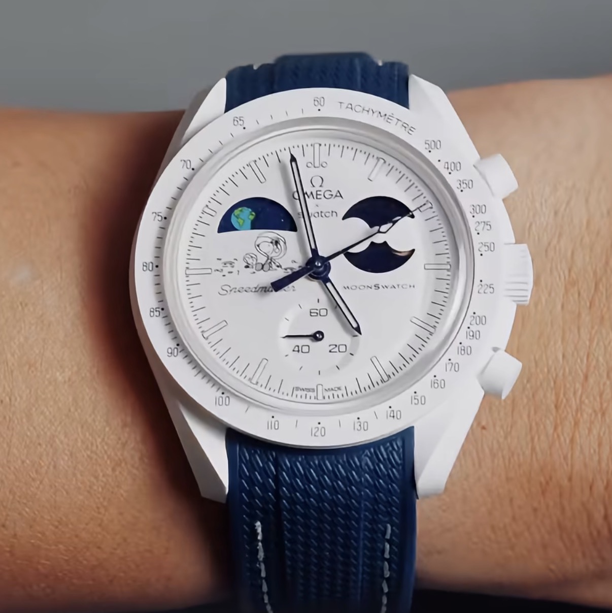 Swatch x Omega x Snoopy Bioceramic Moonswatch Mission To The Earthphase 42mm Moonshine Gold Cold Moon 착용 스타일