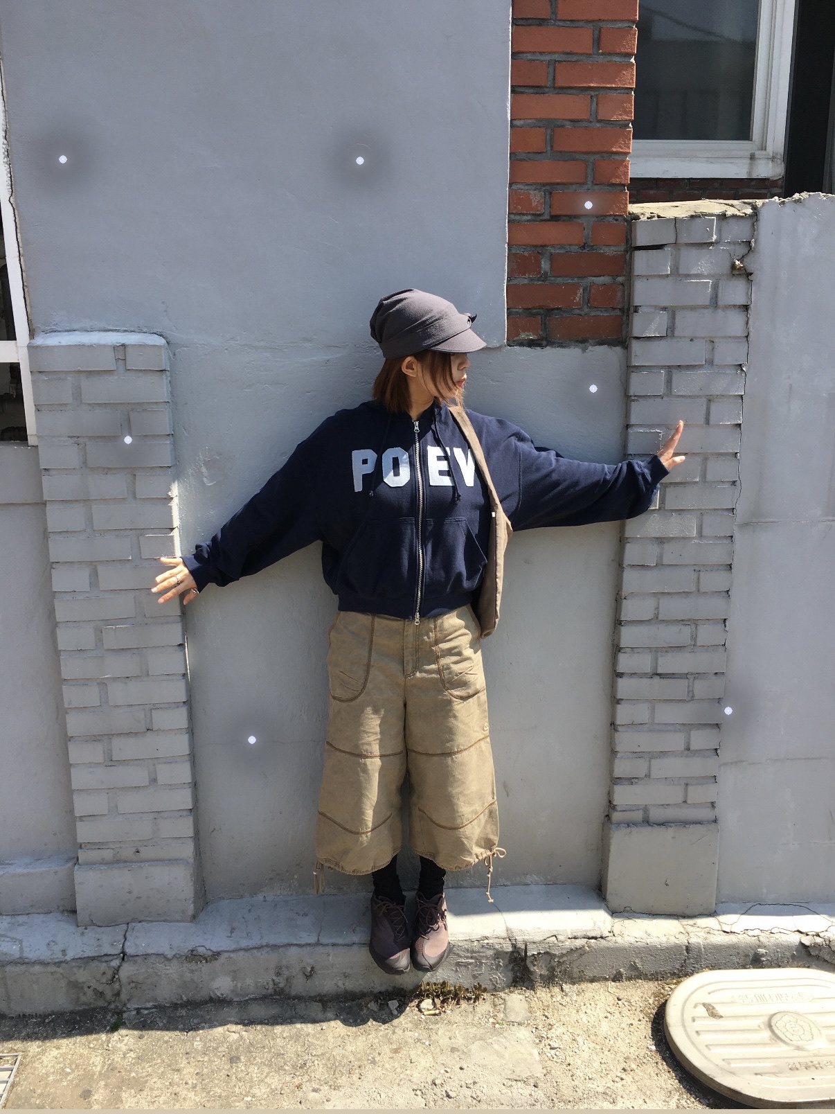 COYSEIO Oxford Zigzag Pants Beige, COYSEIO Ribbon Tie Cap Charcoal 착용 스타일