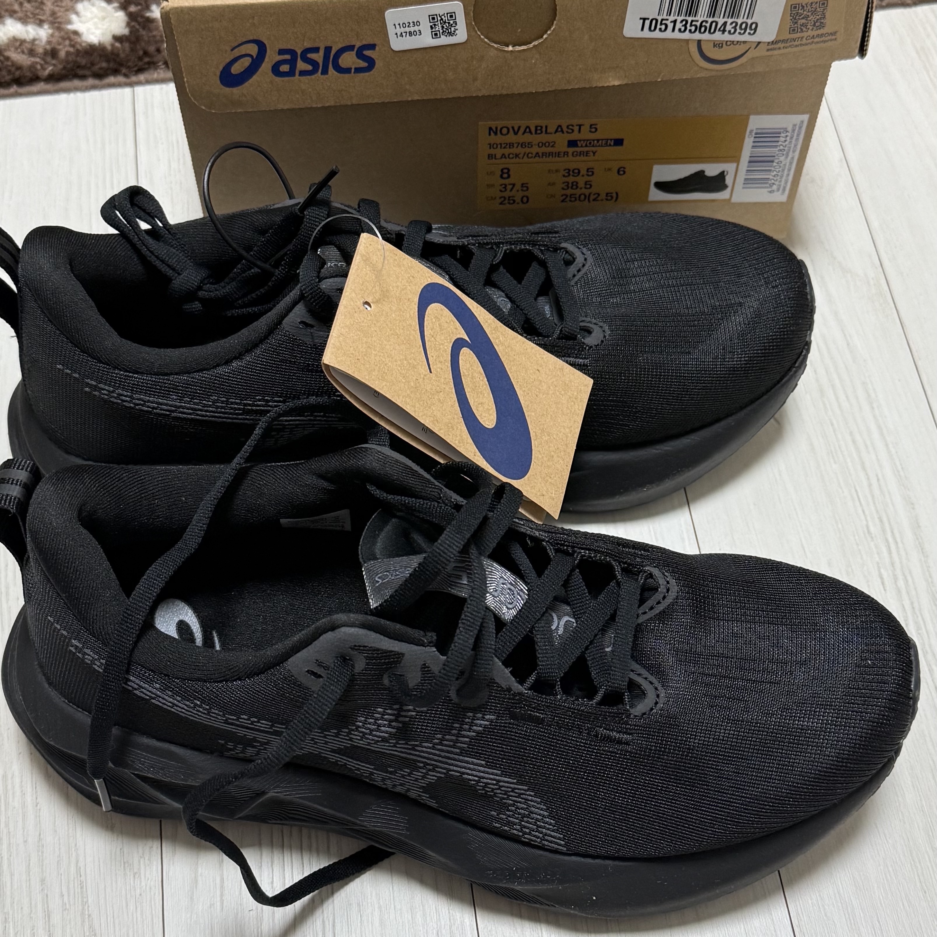 (W) Asics Novablast 5 Black Carrier Grey 착용 스타일 - 2
