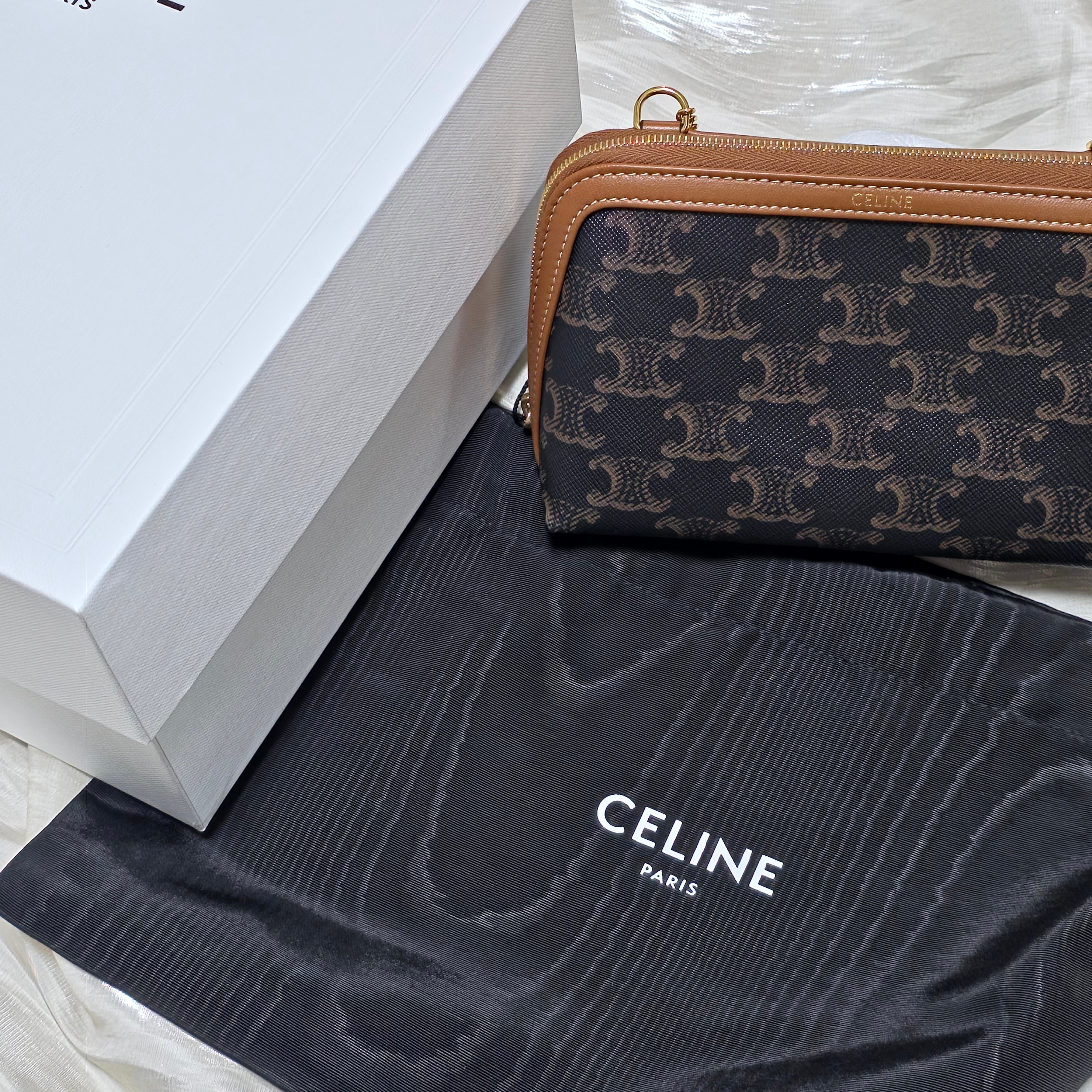 Celine Clutch with Chain in Triomphe Canvas and Lambskin Tan 착용 스타일 - 1
