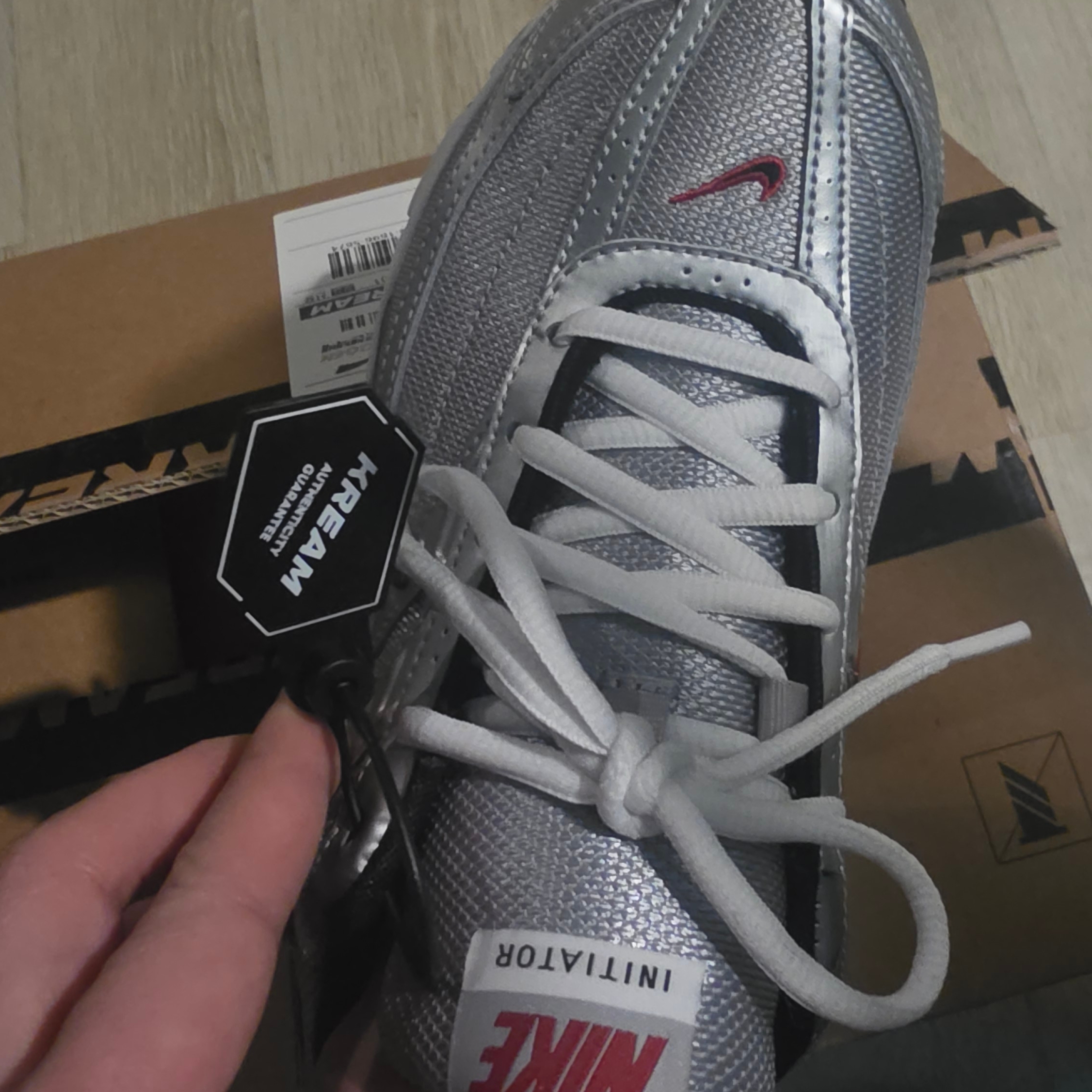 Nike Initiator Metallic Silver Black 착용 스타일