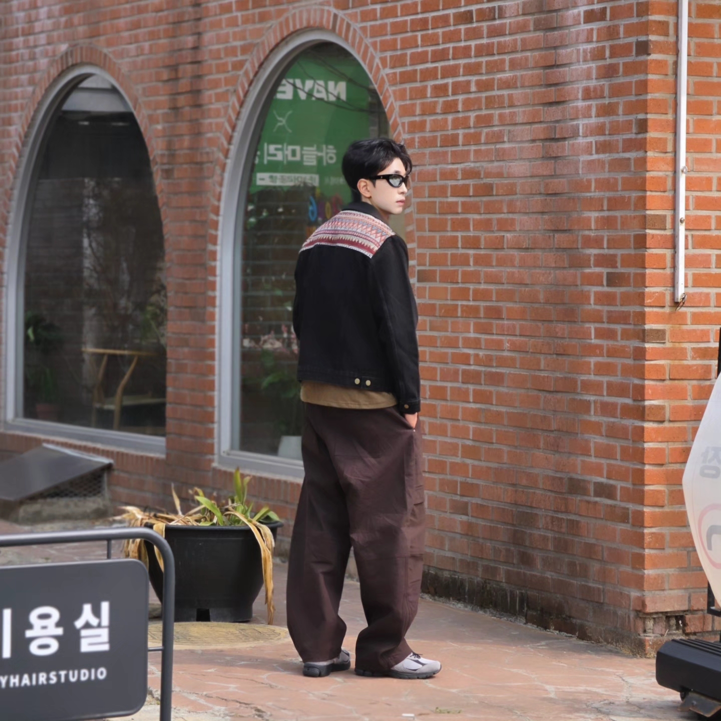 ersco Ancient Denim Trucker Jacket Black, Adidas Originals Canvas Cargo Work Pants Aurora Coffee - US Sizing 착용 스타일 - 4