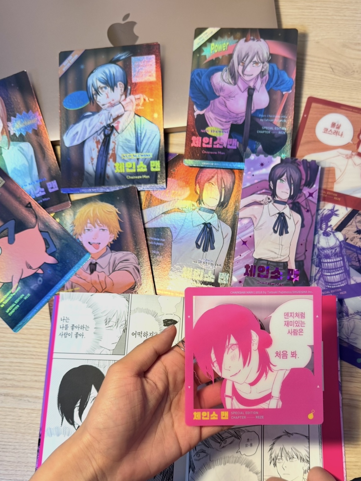 Chainsaw Man Special Edition Chapter Reze Limited Edition, Chainsaw Man - The Movie: Reze Arc Metal Badge Set (Set of 3) 착용 스타일 - 3