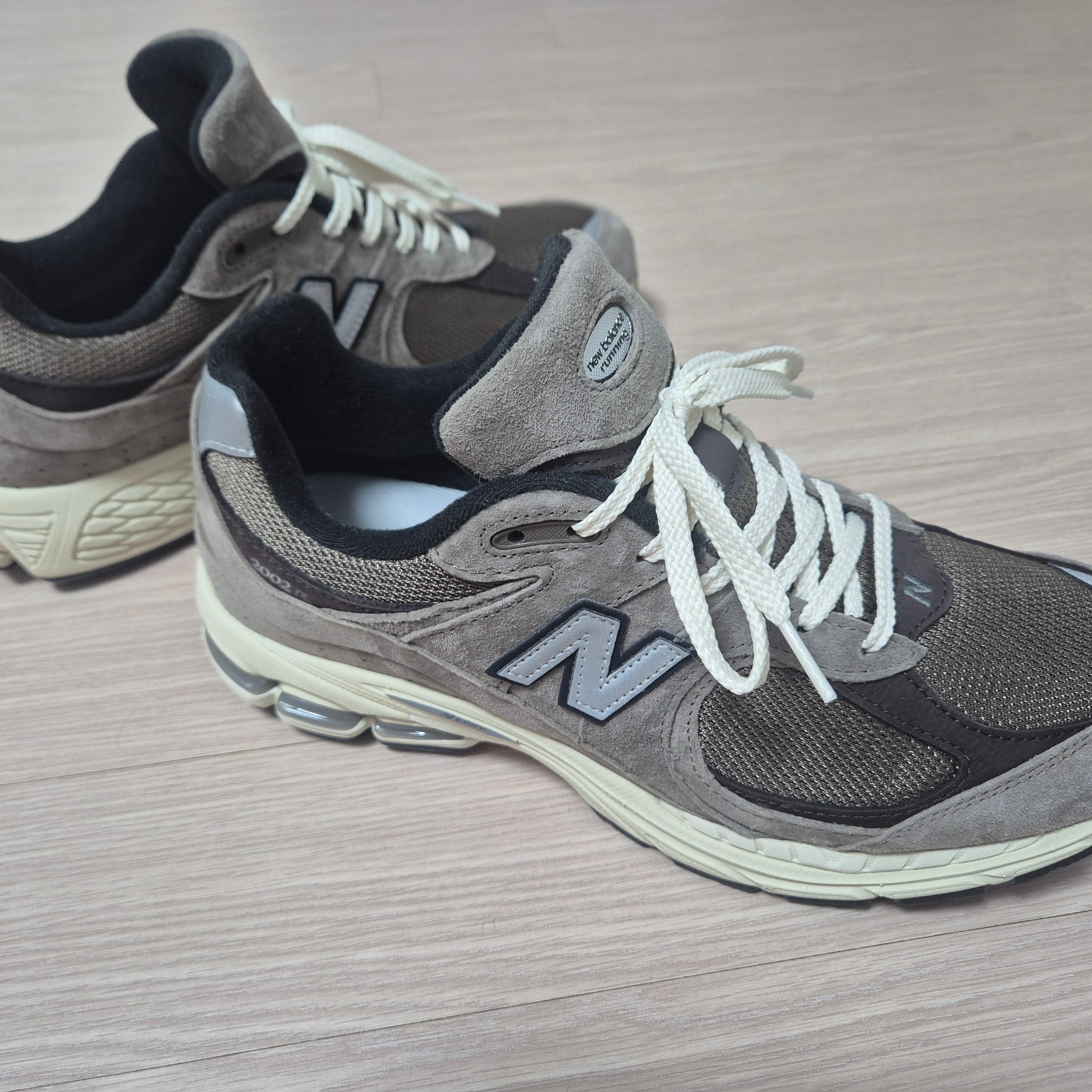 New Balance 2002 Brown 착용 스타일 - 3