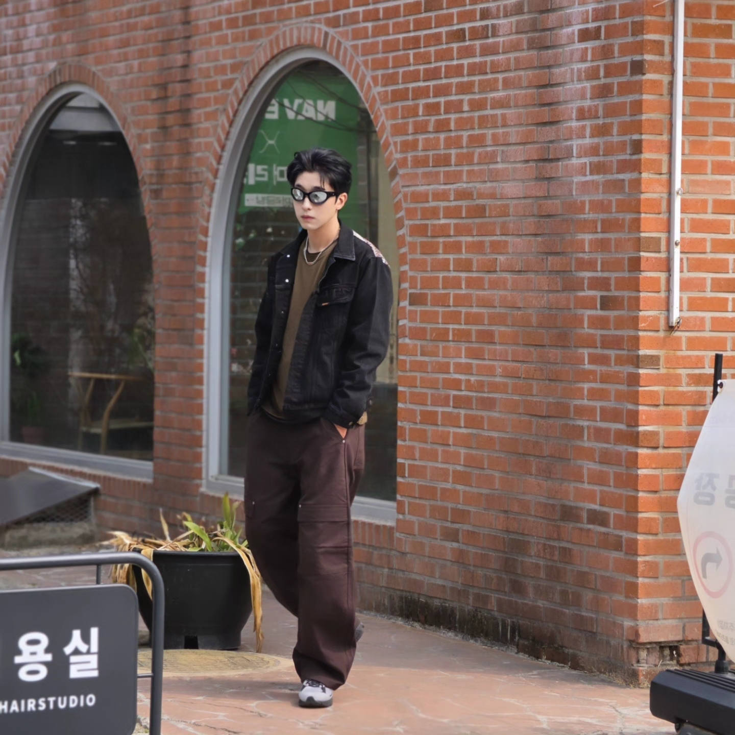 ersco Ancient Denim Trucker Jacket Black, Adidas Originals Canvas Cargo Work Pants Aurora Coffee - US Sizing 착용 스타일 - 1