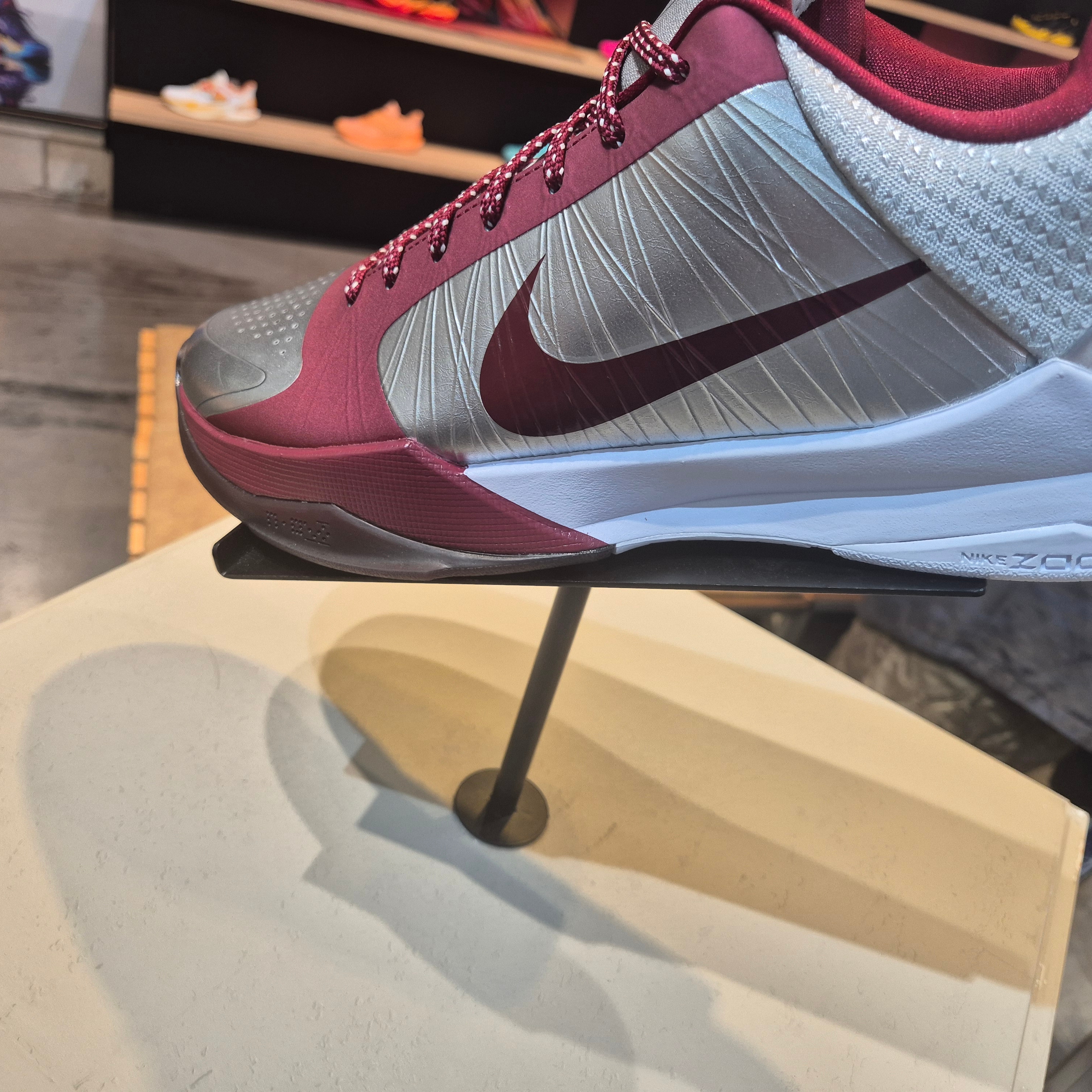 Nike Kobe 5 Protro Lower Merion Aces Away Metallic Silver Team Red 착용 스타일 - 3