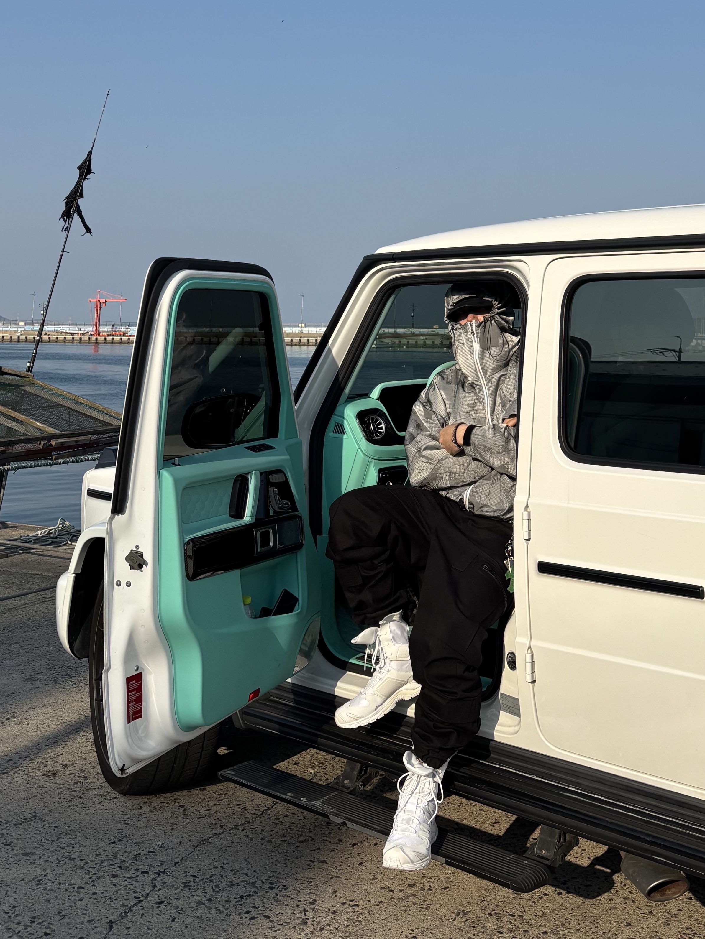 Salomon x Rier XA Jungle White, Wapworks Arctic Suspender Pants Black 착용 스타일 - 2