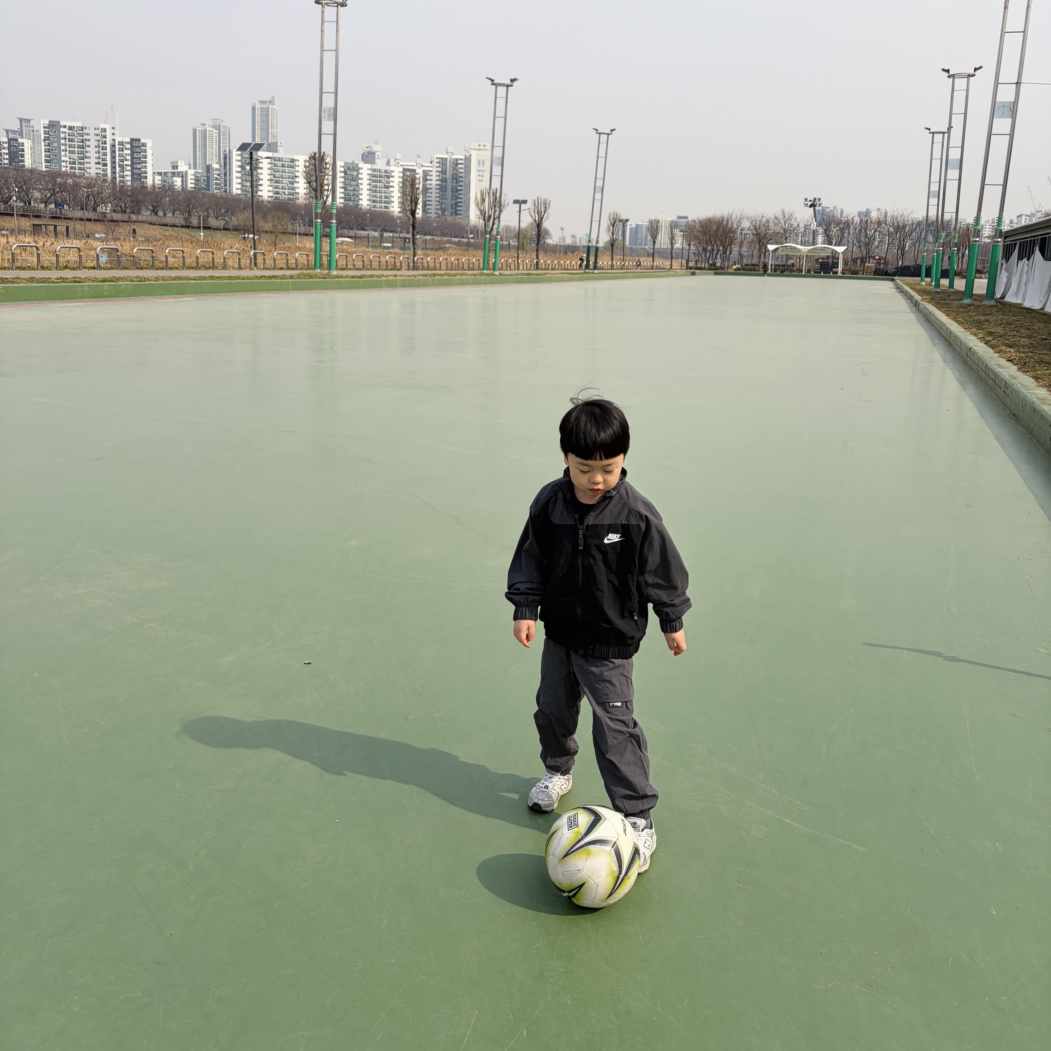 (Kids) Nike NSW Amplify Woven Full Zip Jacket Black Dark Smoke Grey, (PS) New Balance 530 Silver - M Medium 착용 스타일 - 3