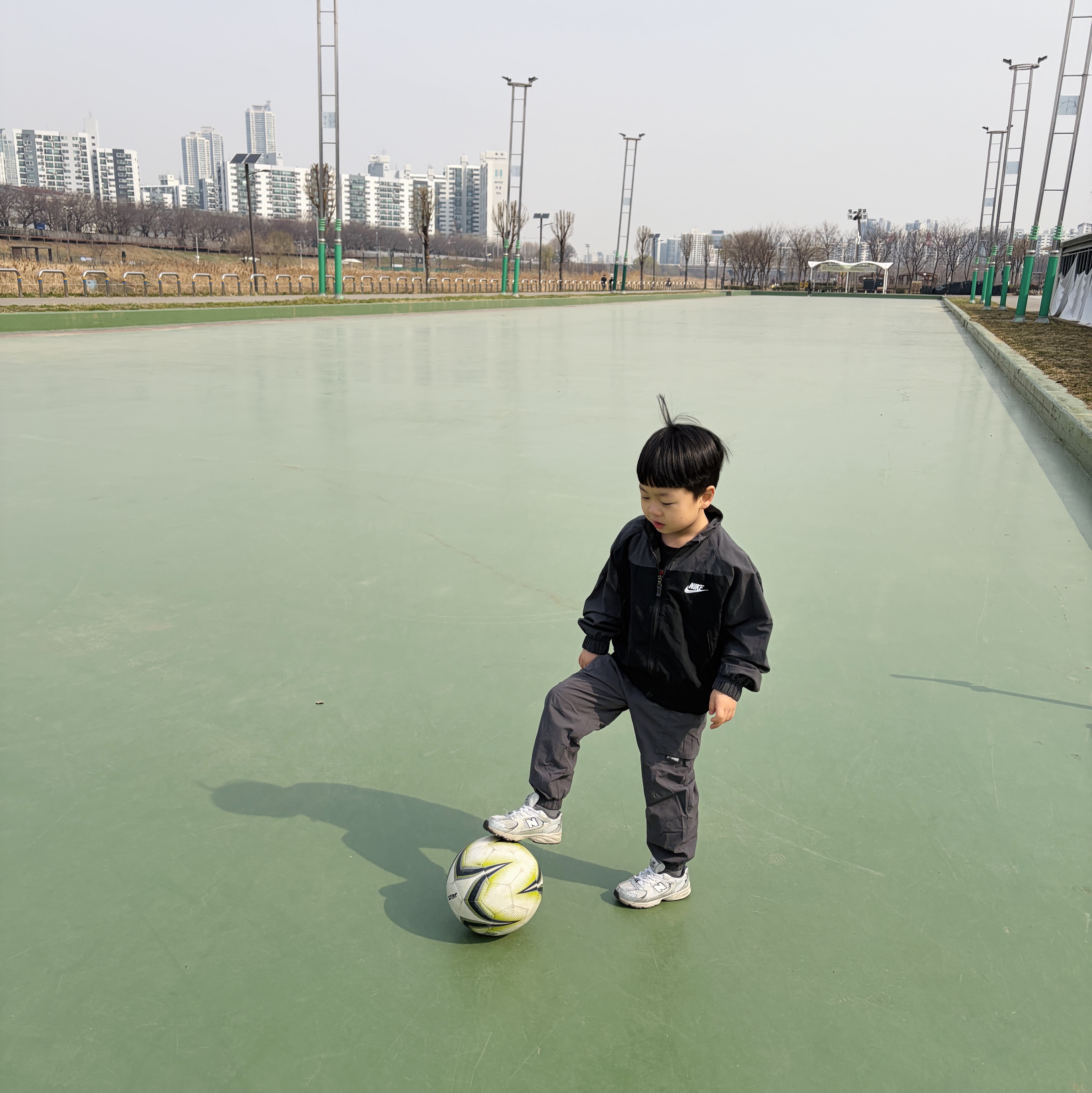 (Kids) Nike NSW Amplify Woven Full Zip Jacket Black Dark Smoke Grey, (PS) New Balance 530 Silver - M Medium 착용 스타일 - 2