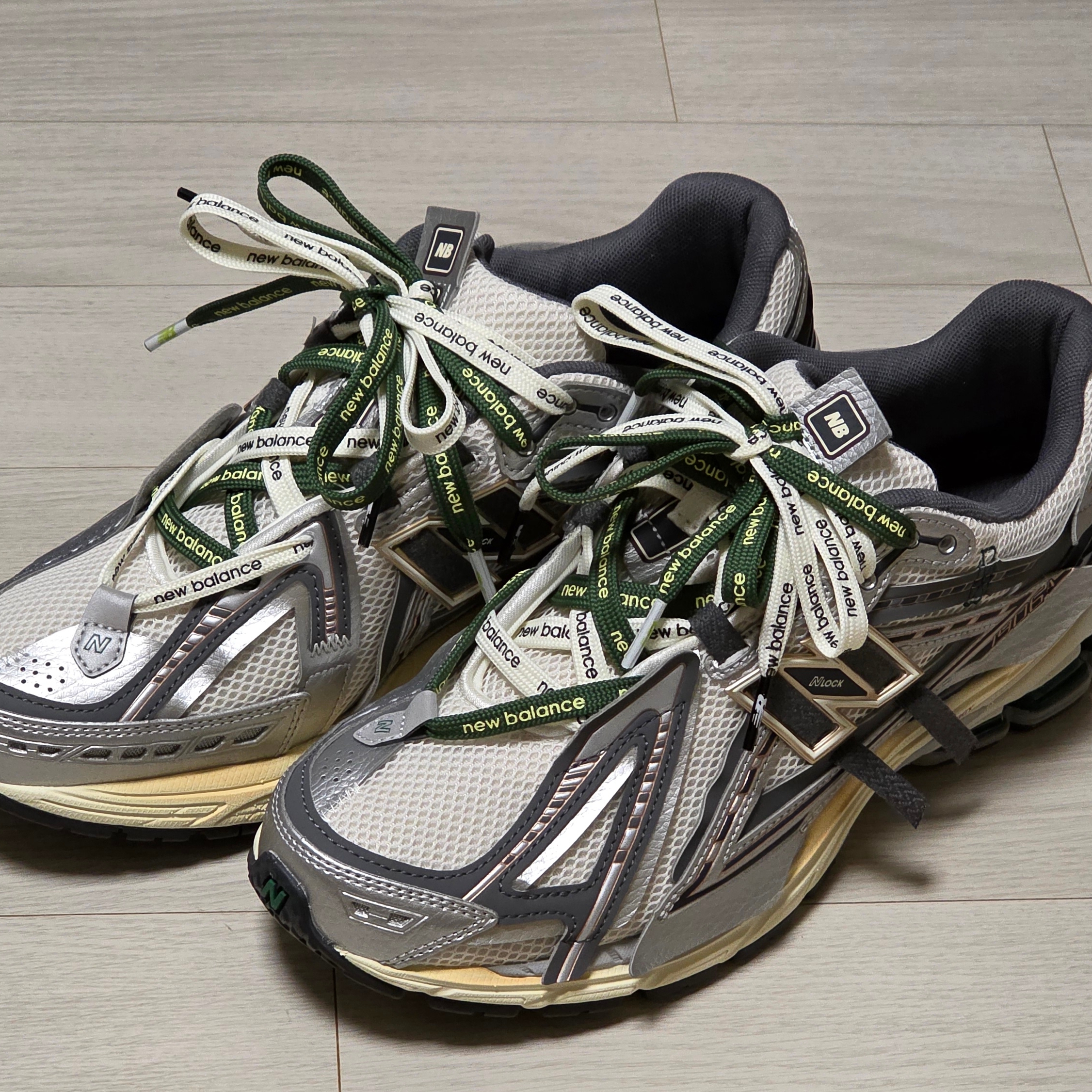 New Balance 1906A Silver Metallic Castlerock 착용 스타일 - 3