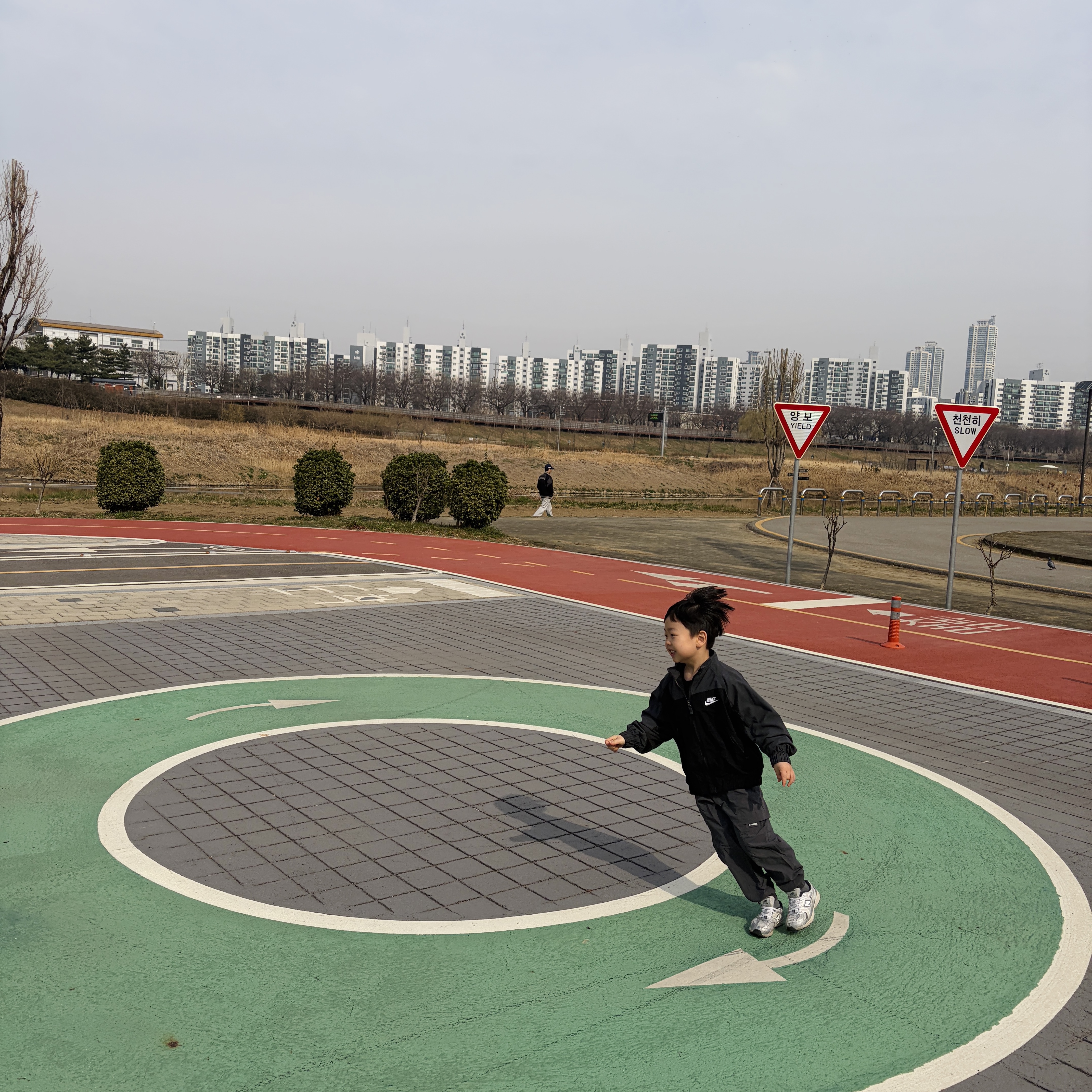 (Kids) Nike NSW Amplify Woven Full Zip Jacket Black Dark Smoke Grey, (PS) New Balance 530 Silver - M Medium 착용 스타일 - 6