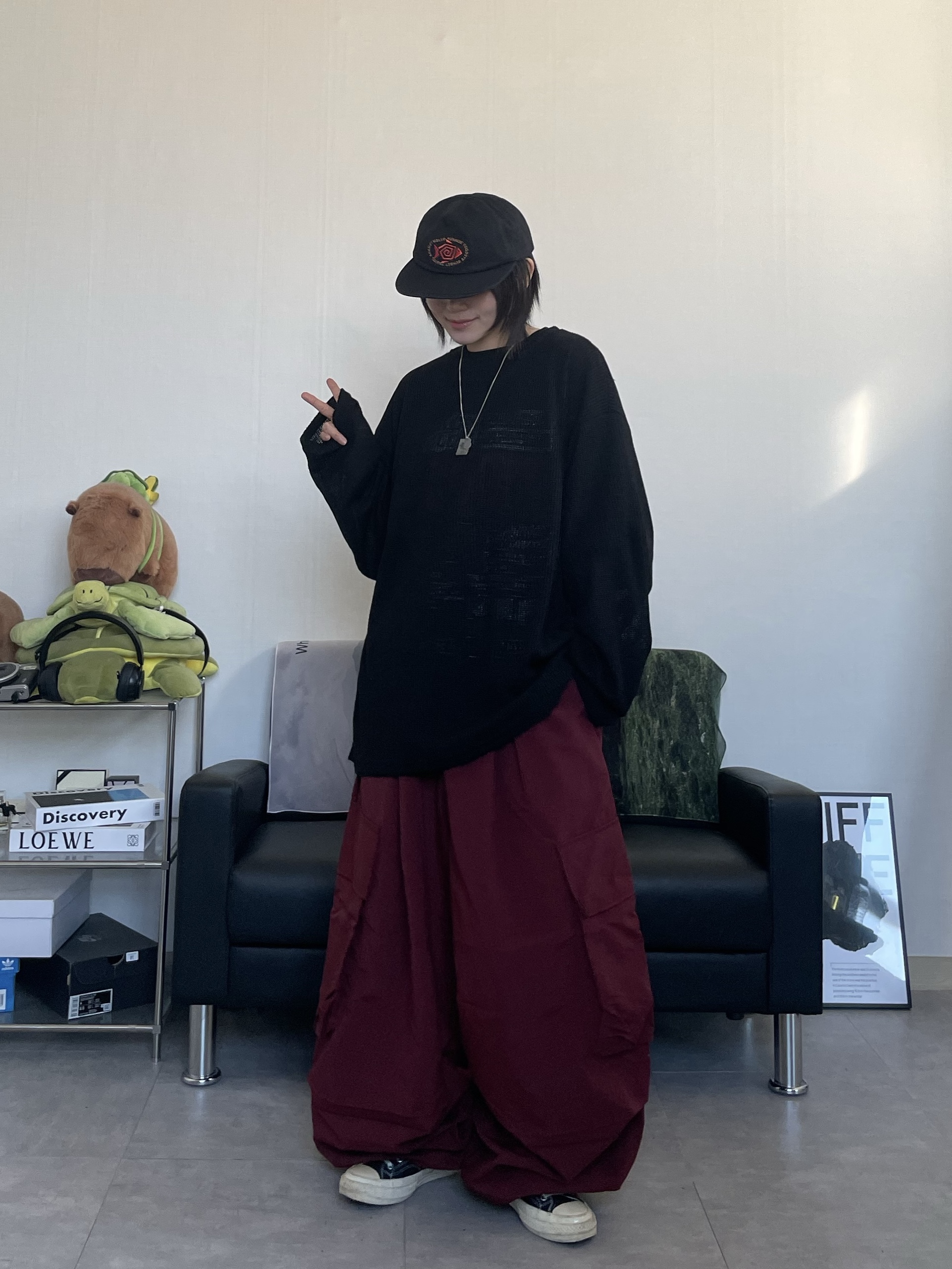 Converse x Play Comme des Garcons Chuck 70 Ox Black, Hello Sunrise Fish Oval Logo Relaxed Fit 6P Cap Black 착용 스타일 - 2