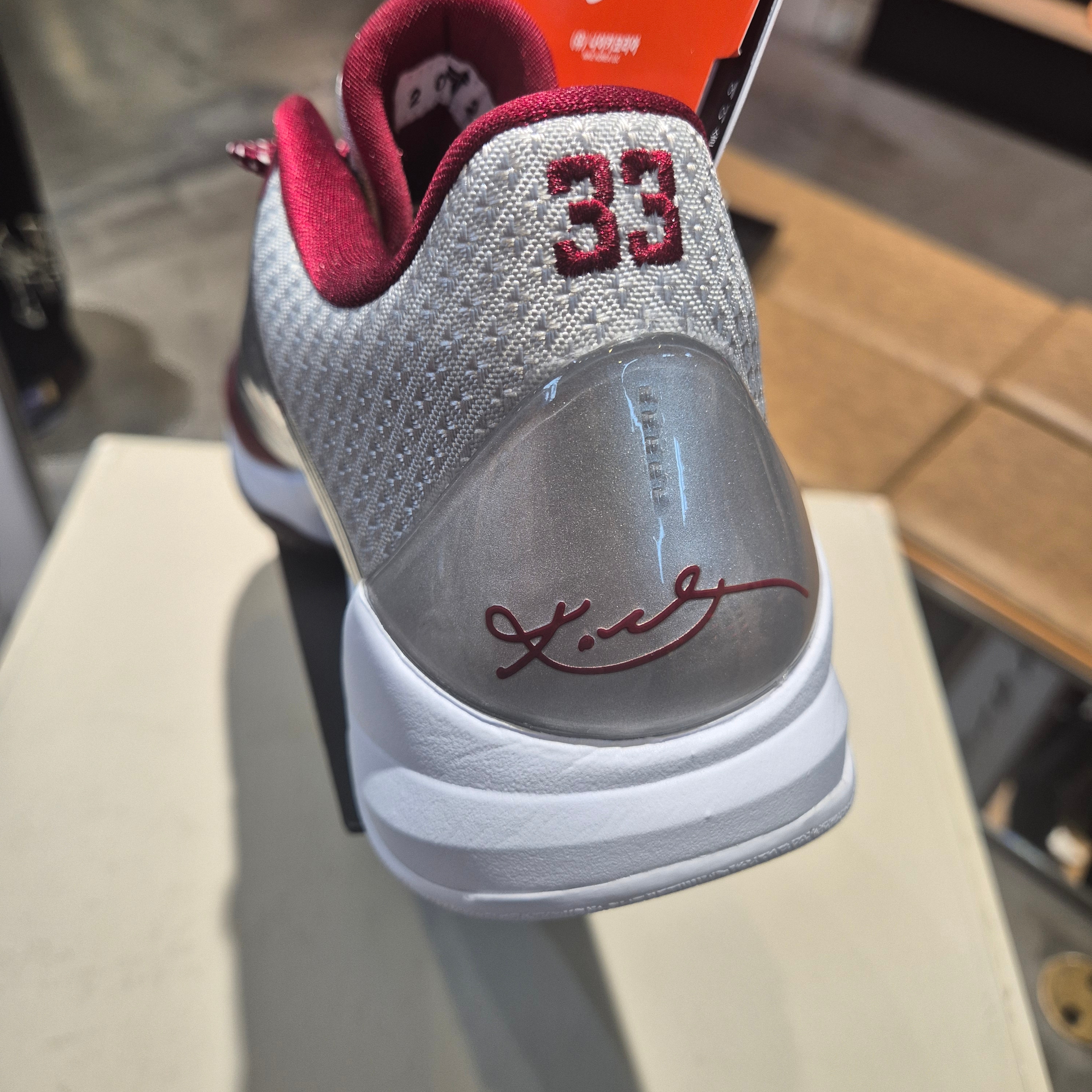 Nike Kobe 5 Protro Lower Merion Aces Away Metallic Silver Team Red 착용 스타일 - 5