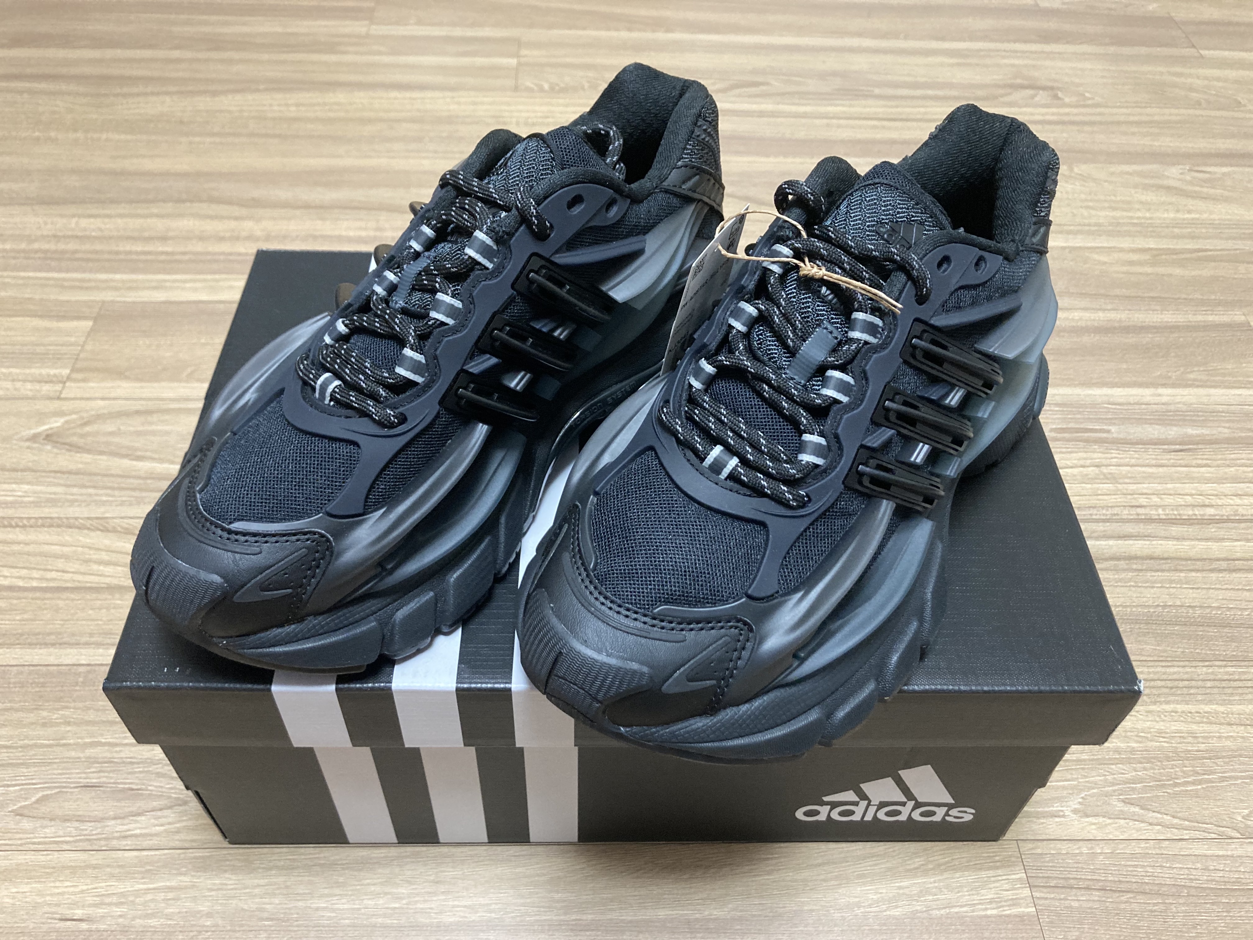 Adidas x Pharrell Williams Virginia Adistar Jellyfish Triple Black 착용 스타일