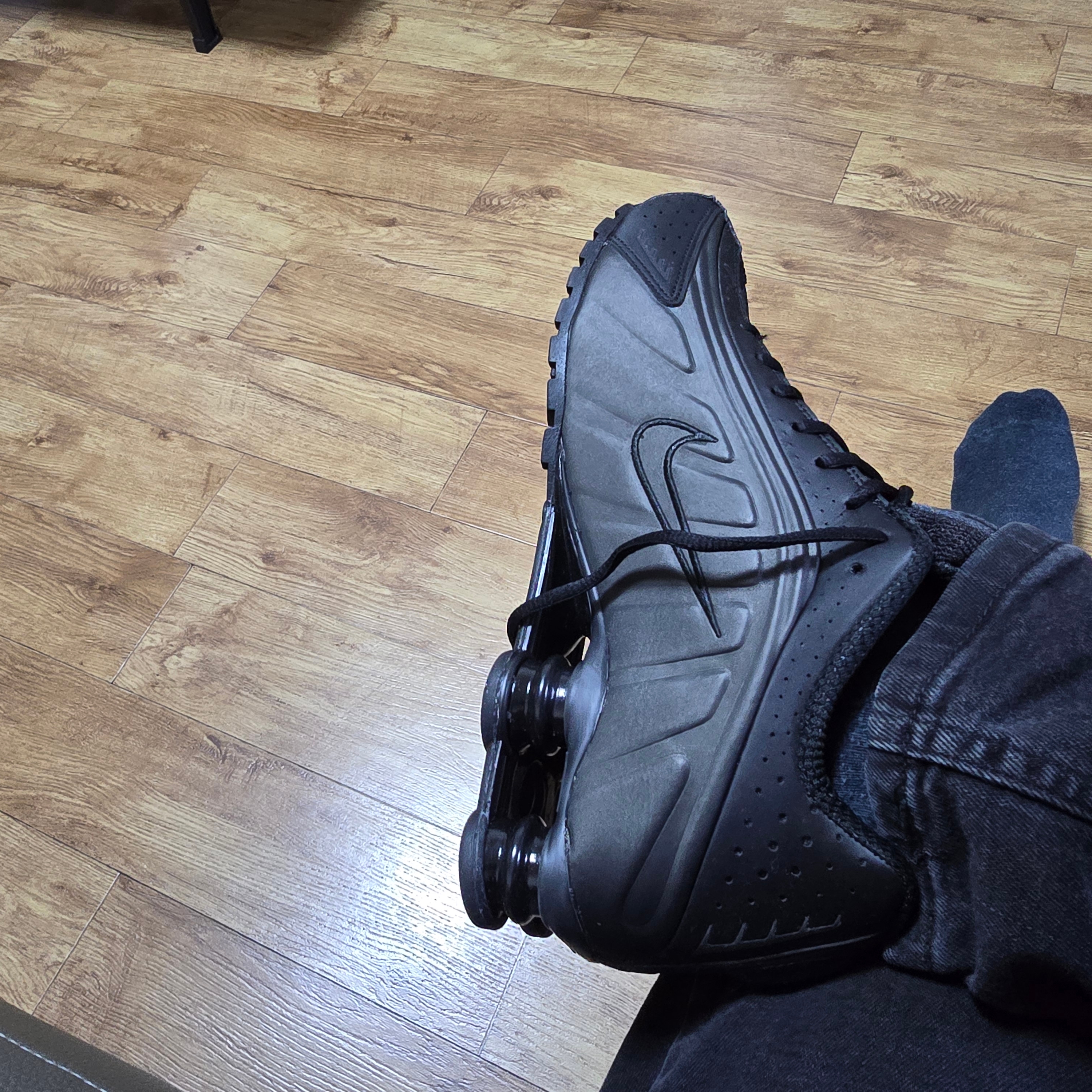 Nike Shox R4 Black Bright Crimson 착용 스타일