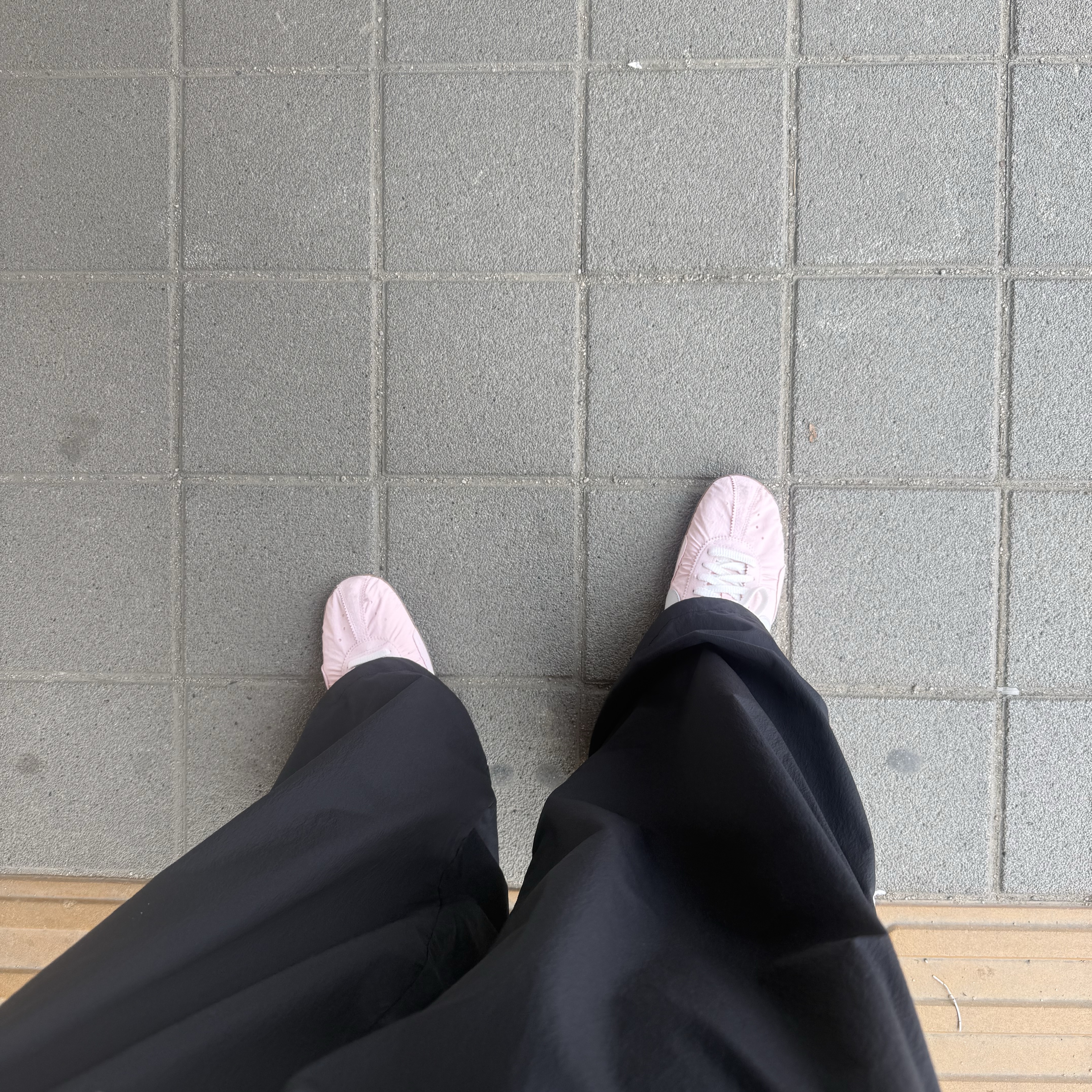 Nike x Jacquemus Moon Shoe SP Aluminum Pink Sail, Undermycar Mu.126 Original Logo Piping Line Nylon Pants Black 착용 스타일