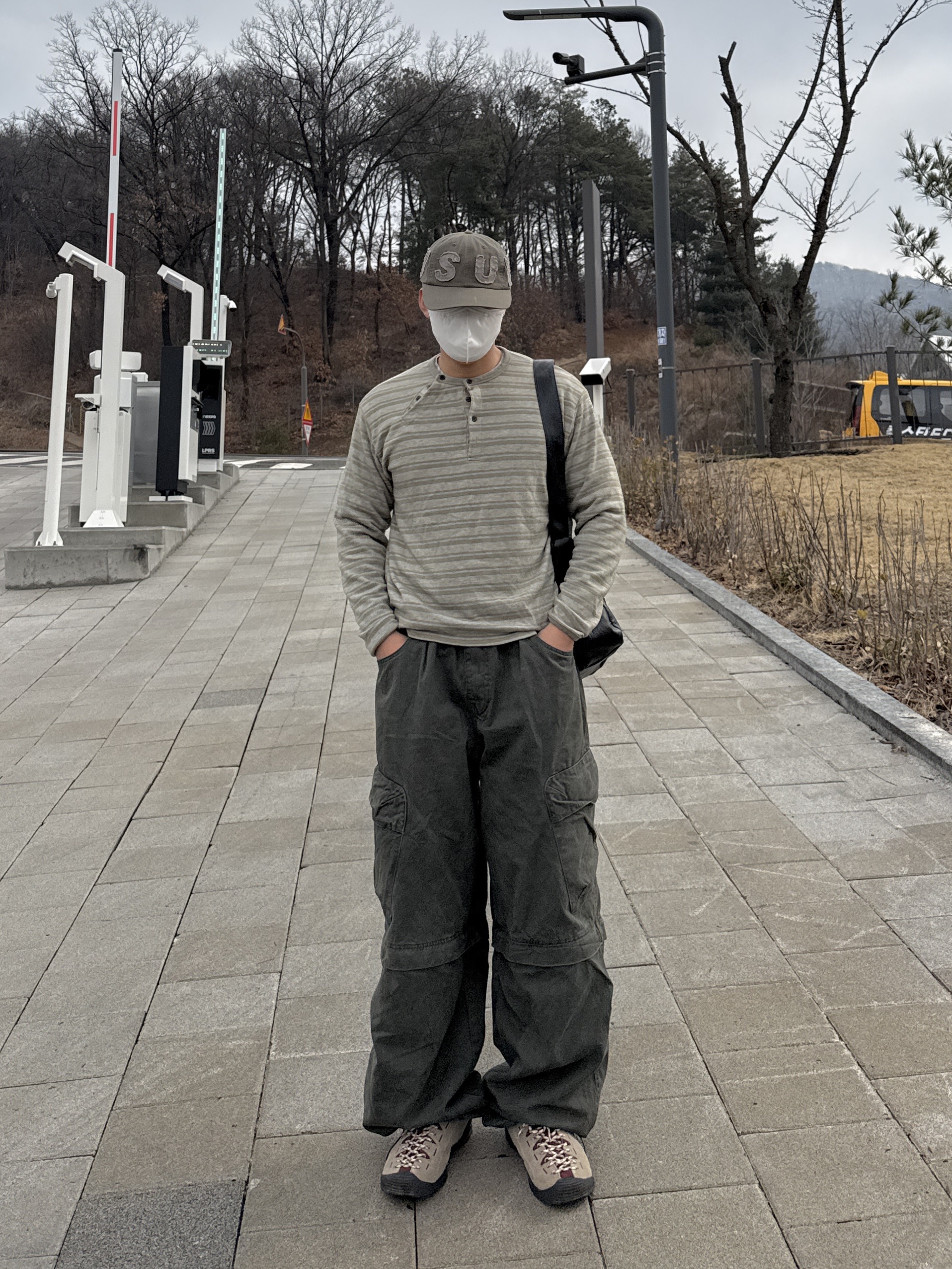 Sunlove Capital Cap Charcoal, Keen Jasper Suede Sneakers Silver Mink 착용 스타일 - 4